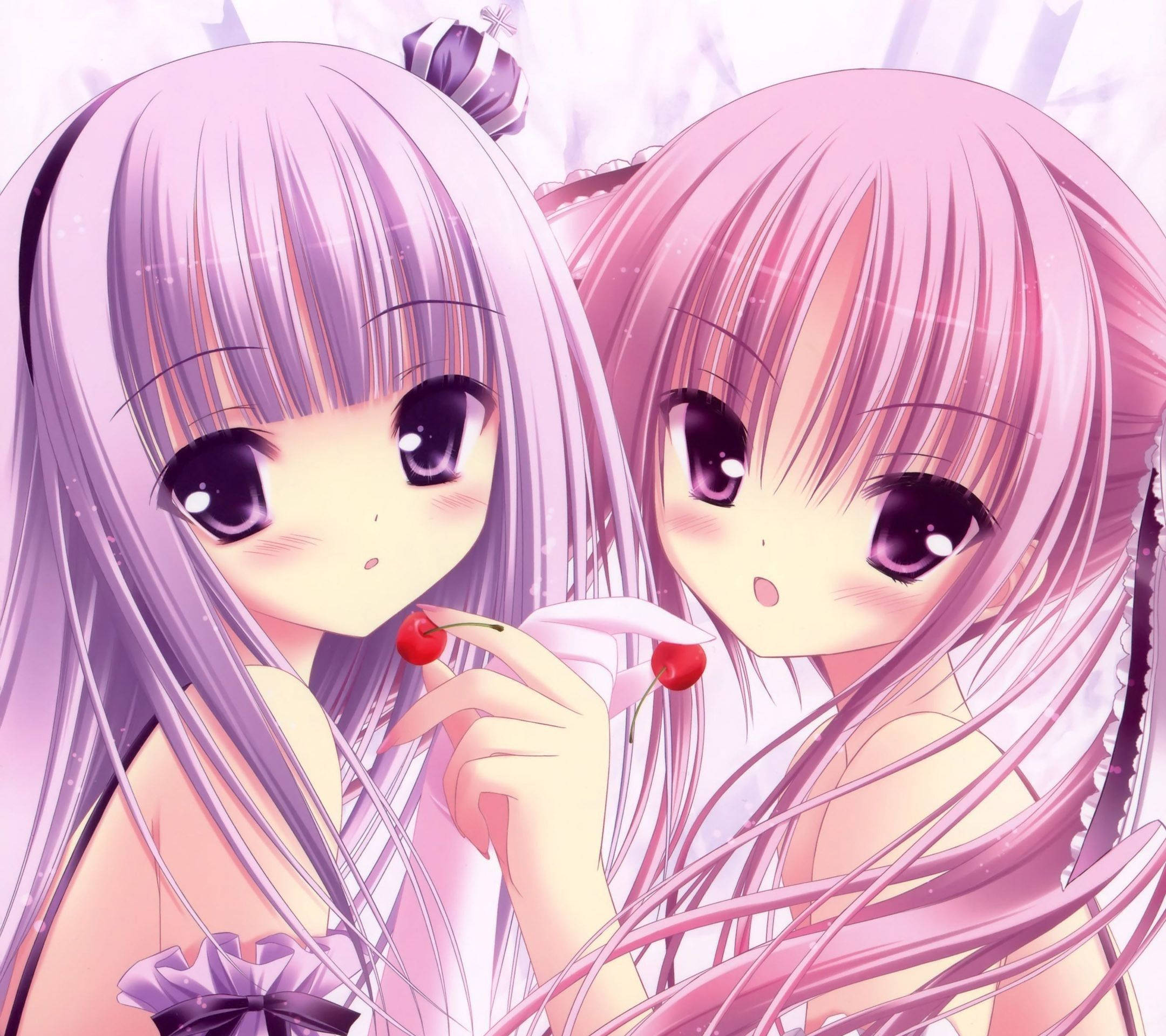 Cute Pink Girl 桌布 壁紙 — 兩個動漫女孩，長長的粉紅色和紫色頭髮，在閃閃發光的粉彩背景前分享櫻桃。