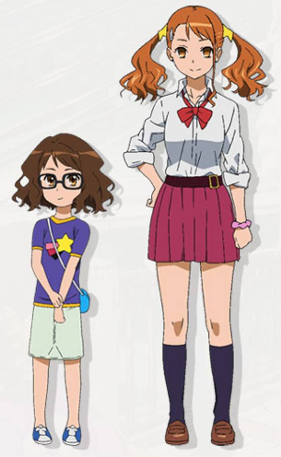Anohana 桌布 壁紙 — 兩個動漫女孩並肩站立，一個穿著校服，另一個戴著眼鏡和雙馬尾，穿著休閒服。