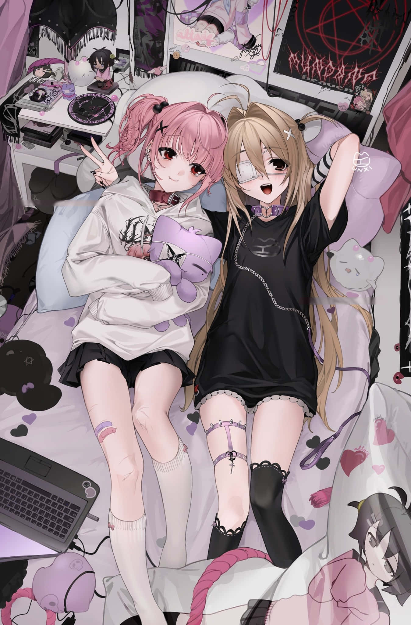 animecore 桌布 壁紙 — 兩個動漫女孩在一個凌亂的紫色主題房間裡，在床上放鬆，房間裡充滿了遊戲裝備和絨毛玩偶。