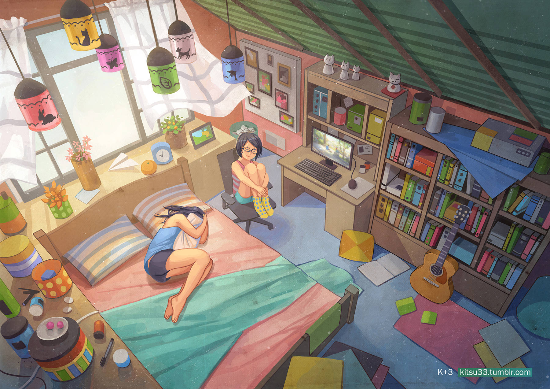 Bedroom 桌布 壁紙 — 兩個動漫女孩在一個舒適雜亂的閣樓臥室裡，掛著彩色吊燈和書架。