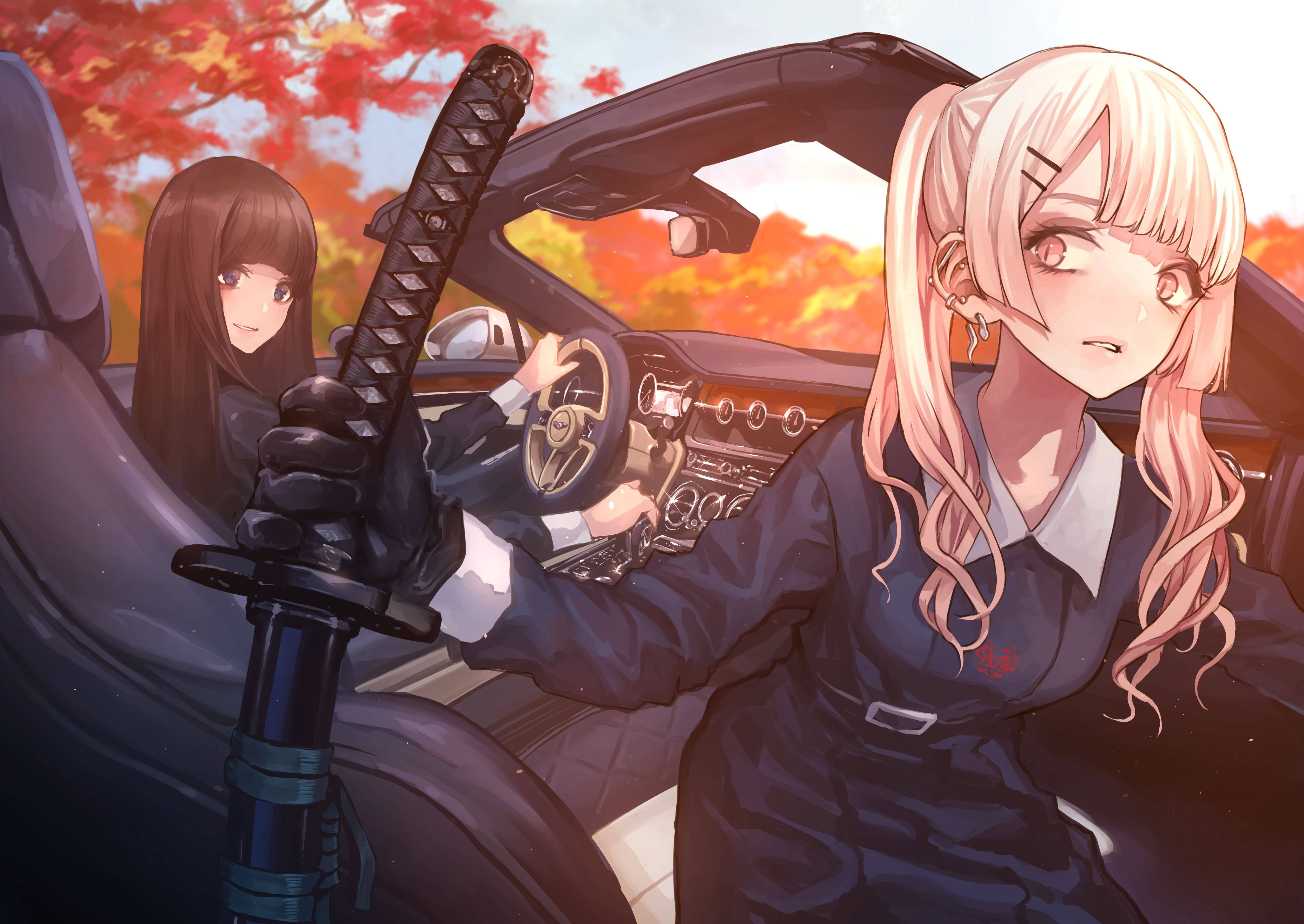 壞女孩 桌布 壁紙 — 兩個動漫女孩在一輛敞篷車裡，其中一個拿著武士刀，背景是火紅的秋天。