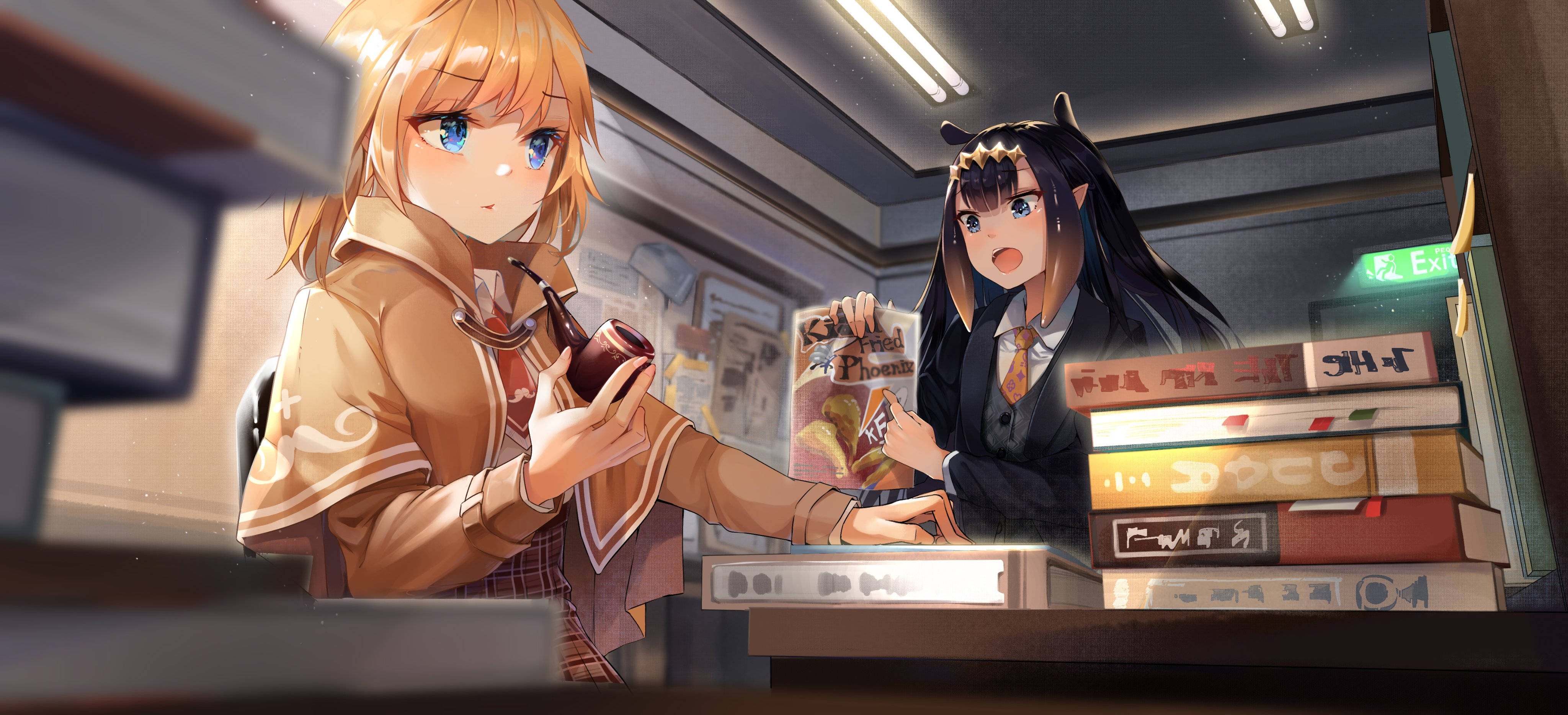 Amelia 桌布 壁紙 — 兩個動漫女孩在一間舒適的書店裡，一個有貓耳興奮地向另一個拿著煙斗的女孩展示零食。