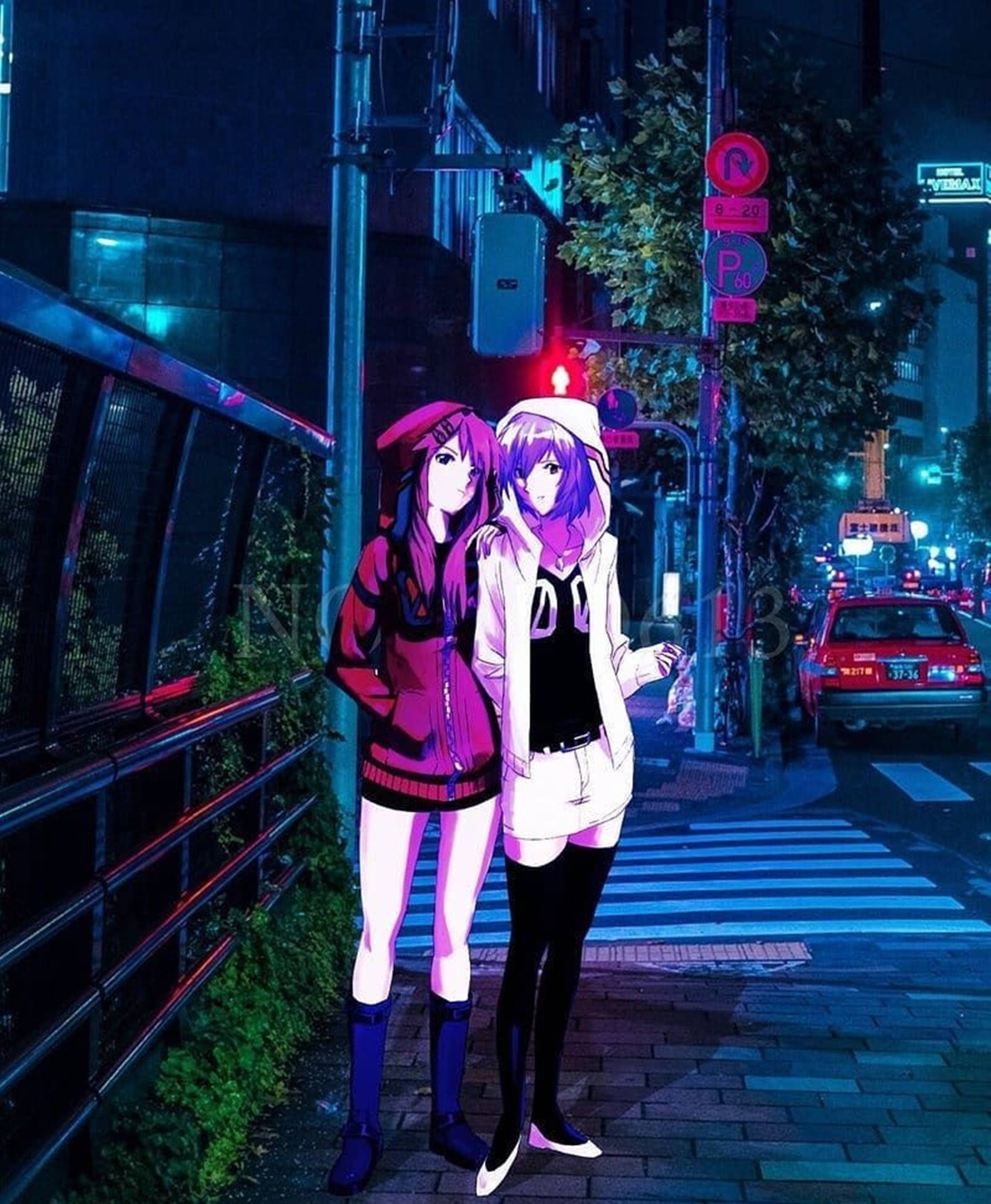動漫女孩 桌布 壁紙 — 兩個動漫女孩在夜晚霓虹燈閃爍的城市人行道上緊密站立，背景有發光的招牌和紅色計程車。