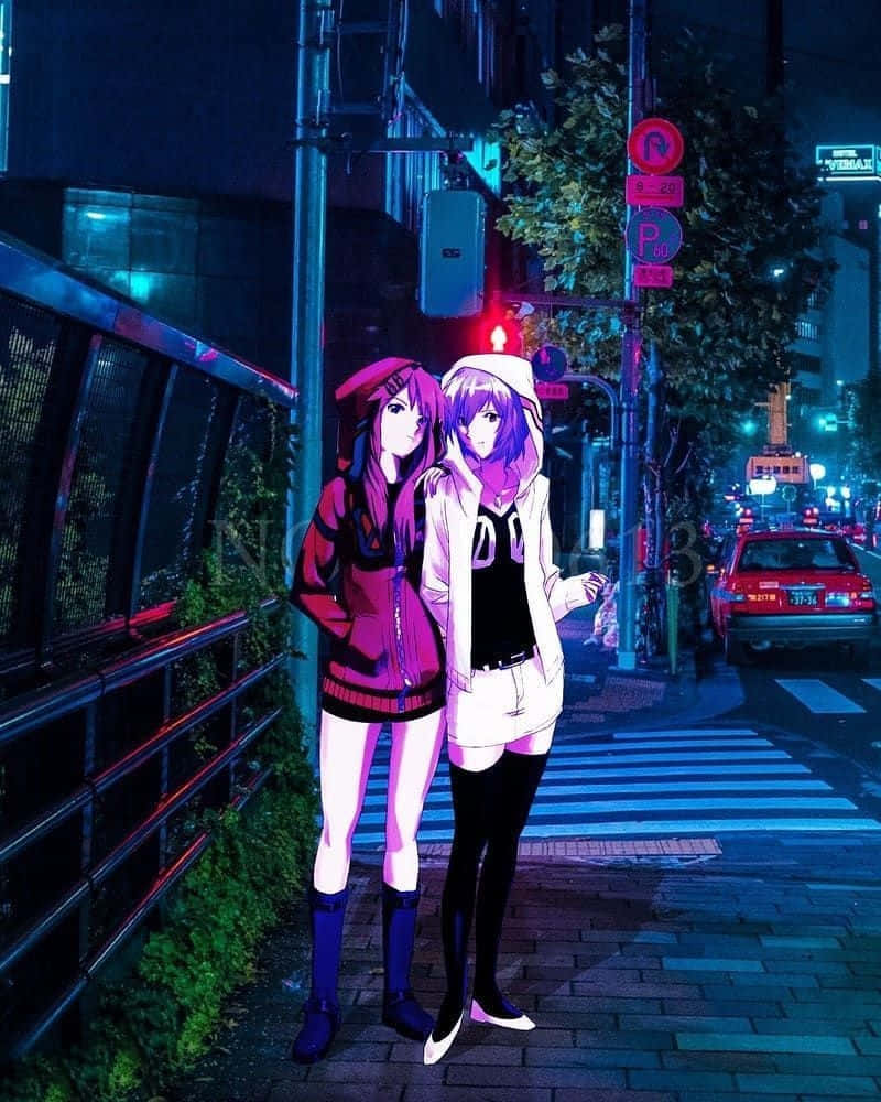City Night 桌布 壁紙 — 兩個動漫女孩在夜晚霓虹燈閃爍的東京街道上緊密站立，沐浴在發光招牌和交通帶來的電光藍和粉紅光中。