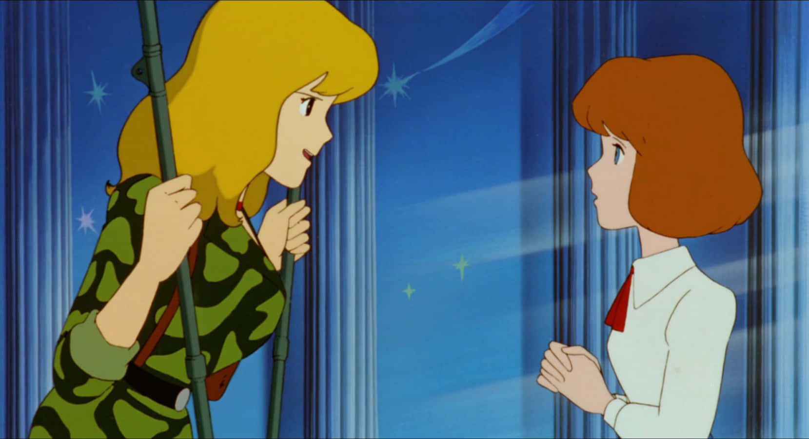 Lupin Iii The Castle Of Cagliostro 桌布 壁紙 — 兩個動漫女孩在室內交談，一個穿著迷彩服拿著桿子，另一個穿著白色襯衫，背景是帶有星星的藍色窗簾。