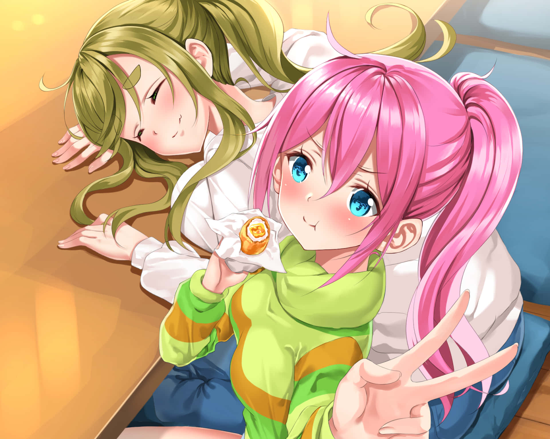 Laid Back Camp 桌布 壁紙 — 兩個動漫女孩在室內放鬆，一個拿著糕點做出和平手勢，另一個在她旁邊安詳地睡著。