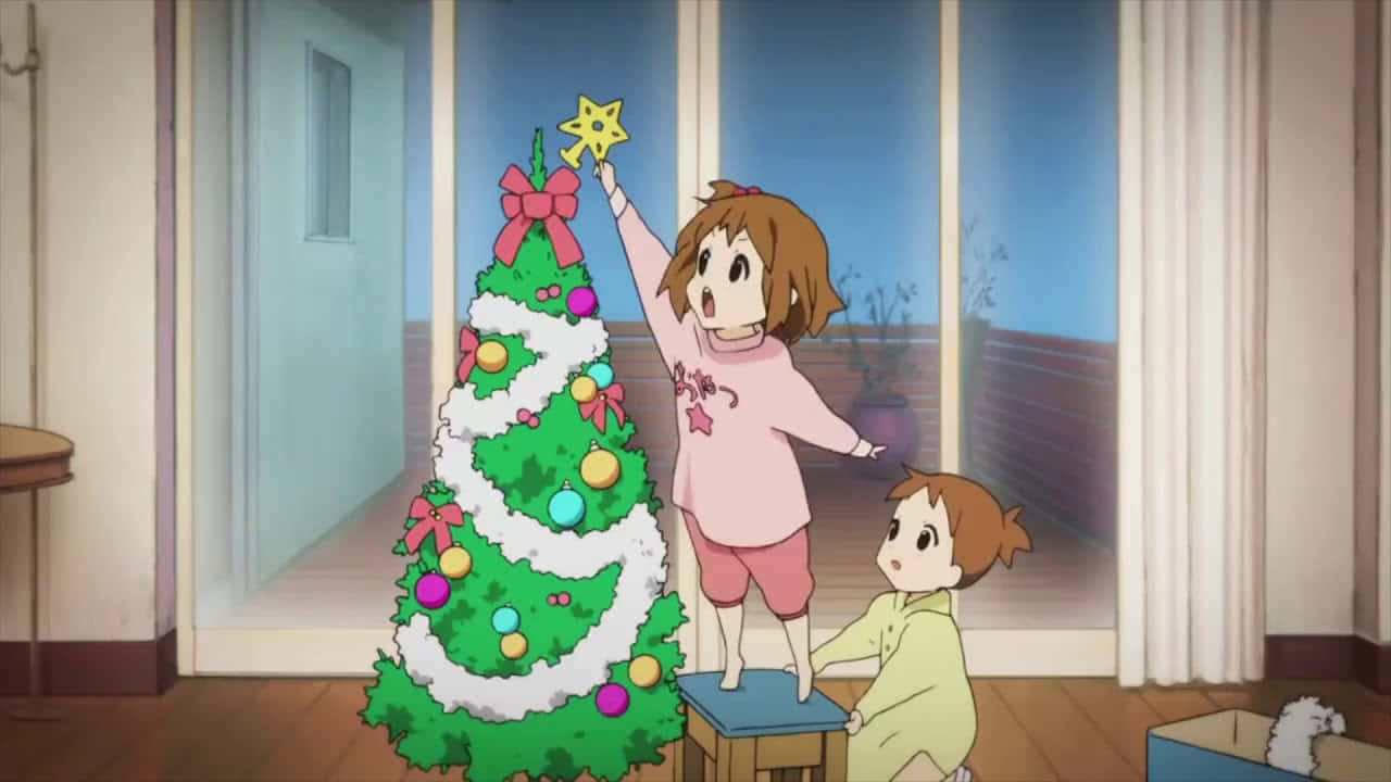 動漫聖誕 桌布 壁紙 — 兩個動漫女孩在室內裝飾一棵白雪覆蓋的聖誕樹，掛上彩色飾品和一顆星星，暮光透過窗戶閃耀。