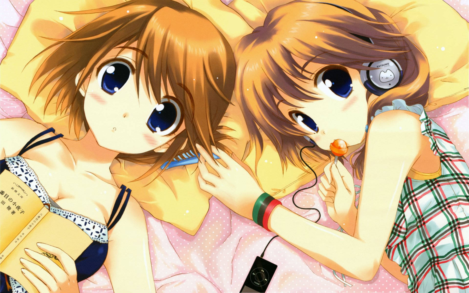 Cute Best Friend 桌布 壁紙 — 兩個動漫女孩在床上放鬆，一個在看書，另一個戴著耳機吃糖果。