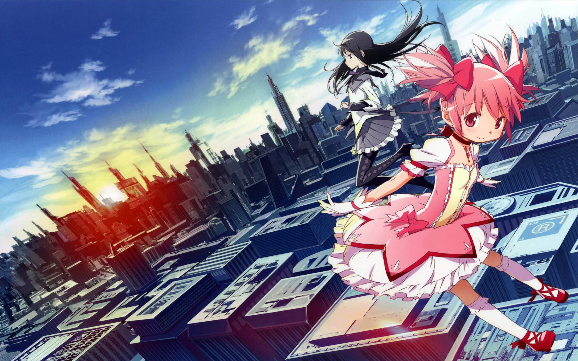 Madoka 桌布 壁紙 — 兩個動漫女孩在日落時分歡快地跳躍在風格化的城市景觀之上，帶有鮮豔的粉紅色和藍色色調。