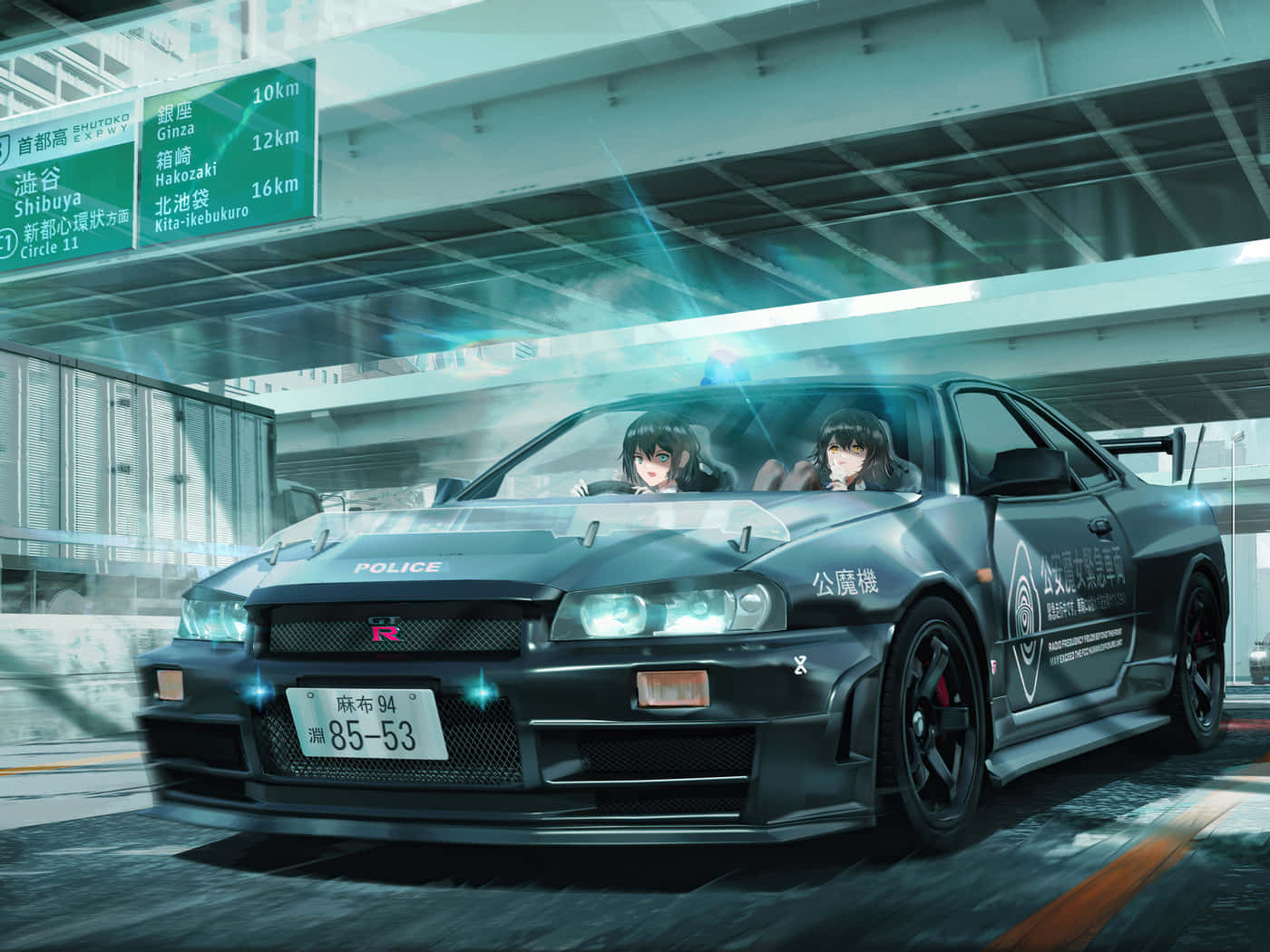 R33 GT-R 桌布 壁紙 — 兩個動漫女孩在未來城市隧道中，在發光的高速公路標誌下駕駛黑色警用跑車。