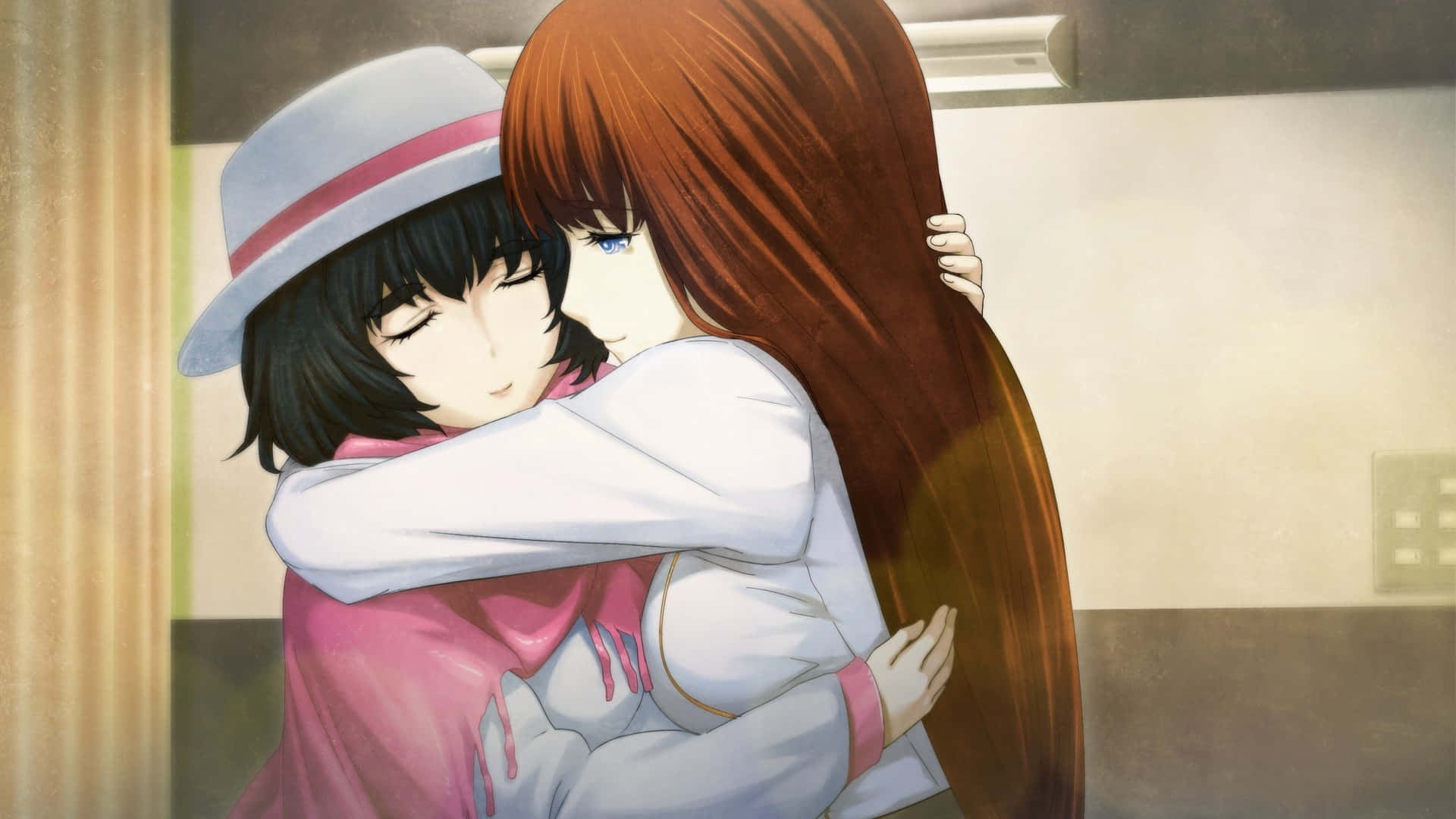 Mayuri Shiina 桌布 壁紙 — 兩個動漫女孩在柔和光線的室內房間裡溫暖地擁抱，一個有黑髮戴帽子，另一個有長紅髮。