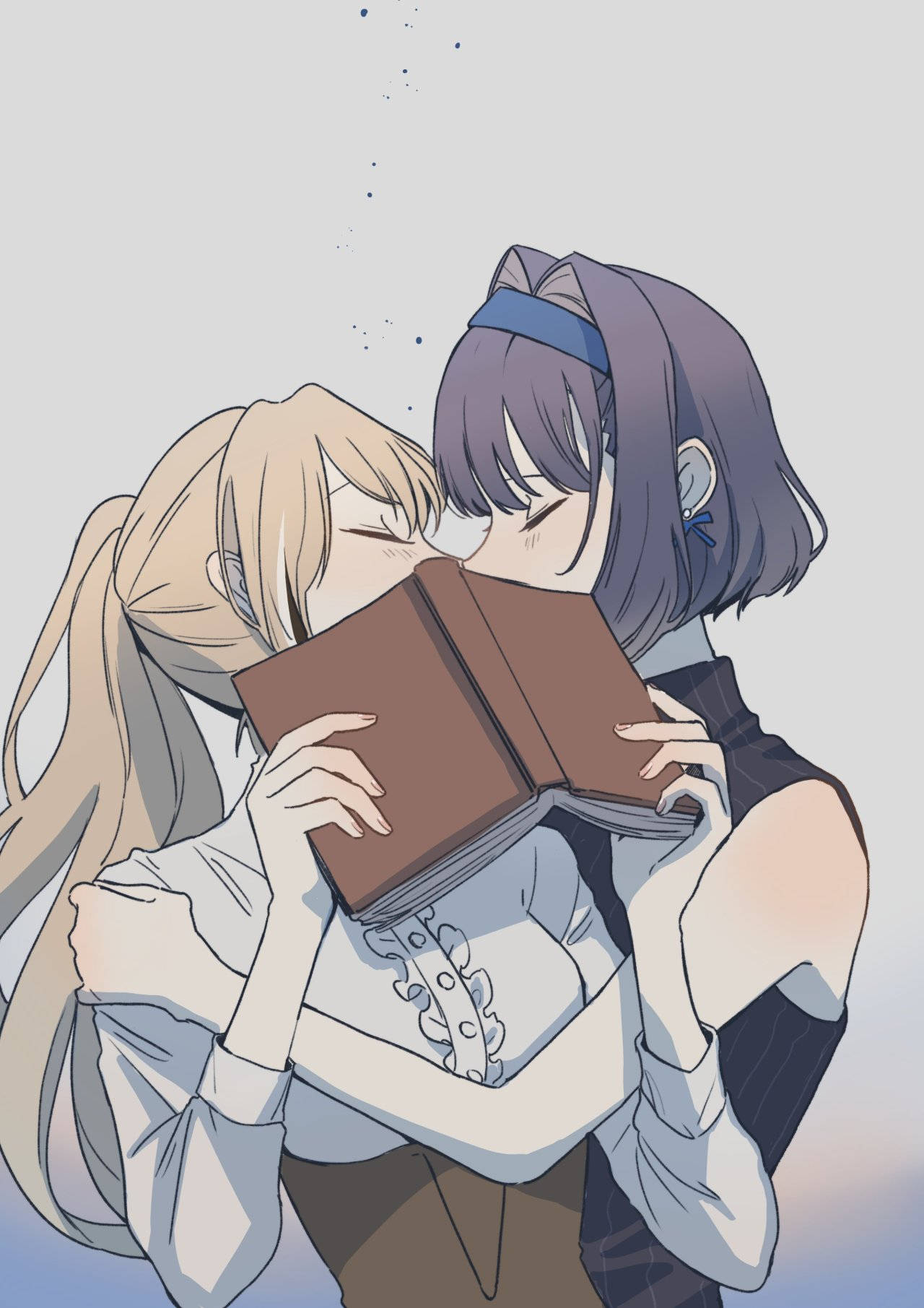 Kissing 桌布 壁紙 — 兩個動漫女孩在柔和漸變背景前溫暖地擁抱，共享一本打開的書。