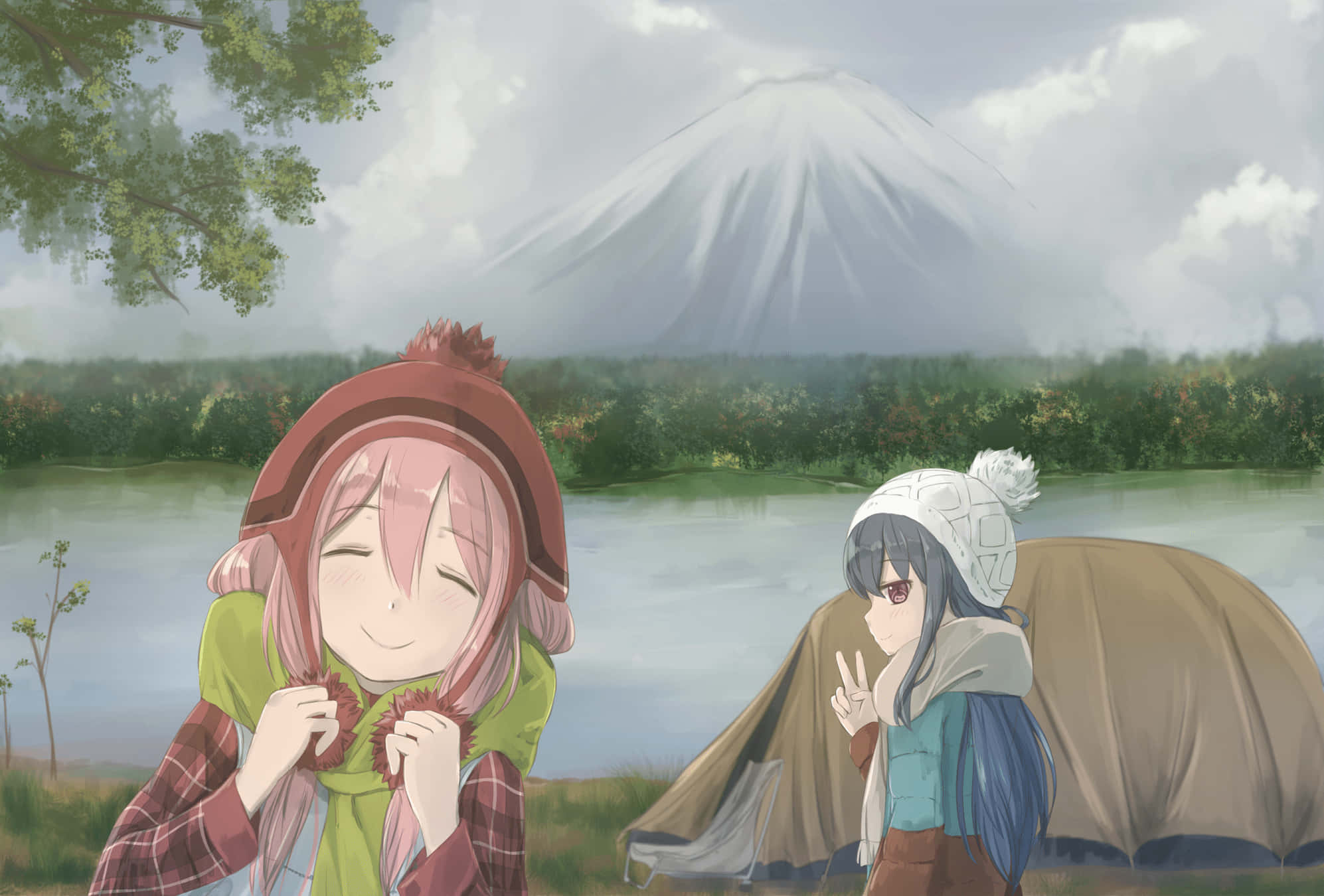 Laid Back Camp 桌布 壁紙 — 兩個動漫女孩在湖邊露營，背景是霧中的富士山，一個微笑拿著花，另一個在帳篷旁揮手。