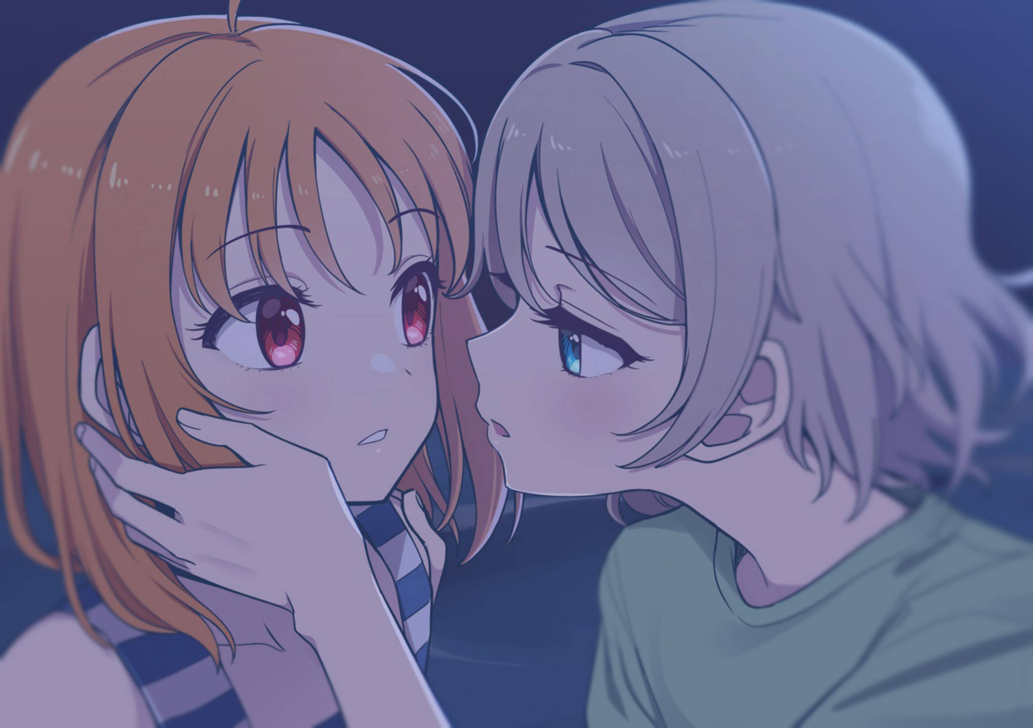 Anime Lesbian 桌布 壁紙 — 兩個動漫女孩在溫柔的時刻，一個有棕色頭髮和紅色眼睛，另一個有灰色頭髮和藍色眼睛，分享一個親密的特寫。