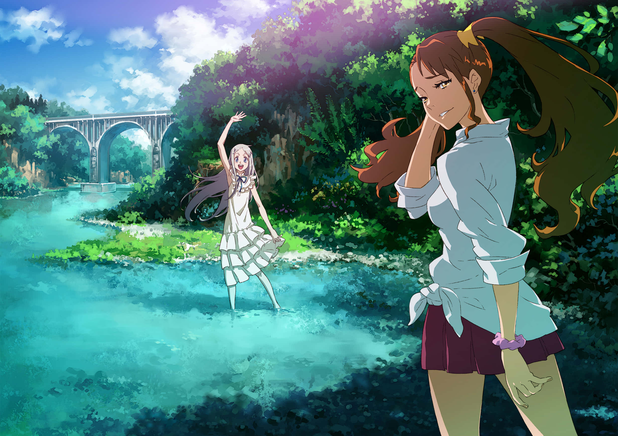 Anohana 桌布 壁紙 — 兩個動漫女孩在碧綠的河邊，一個快樂地跳舞，另一個在附近微笑，背景是明亮的藍天和遠處的石橋。
