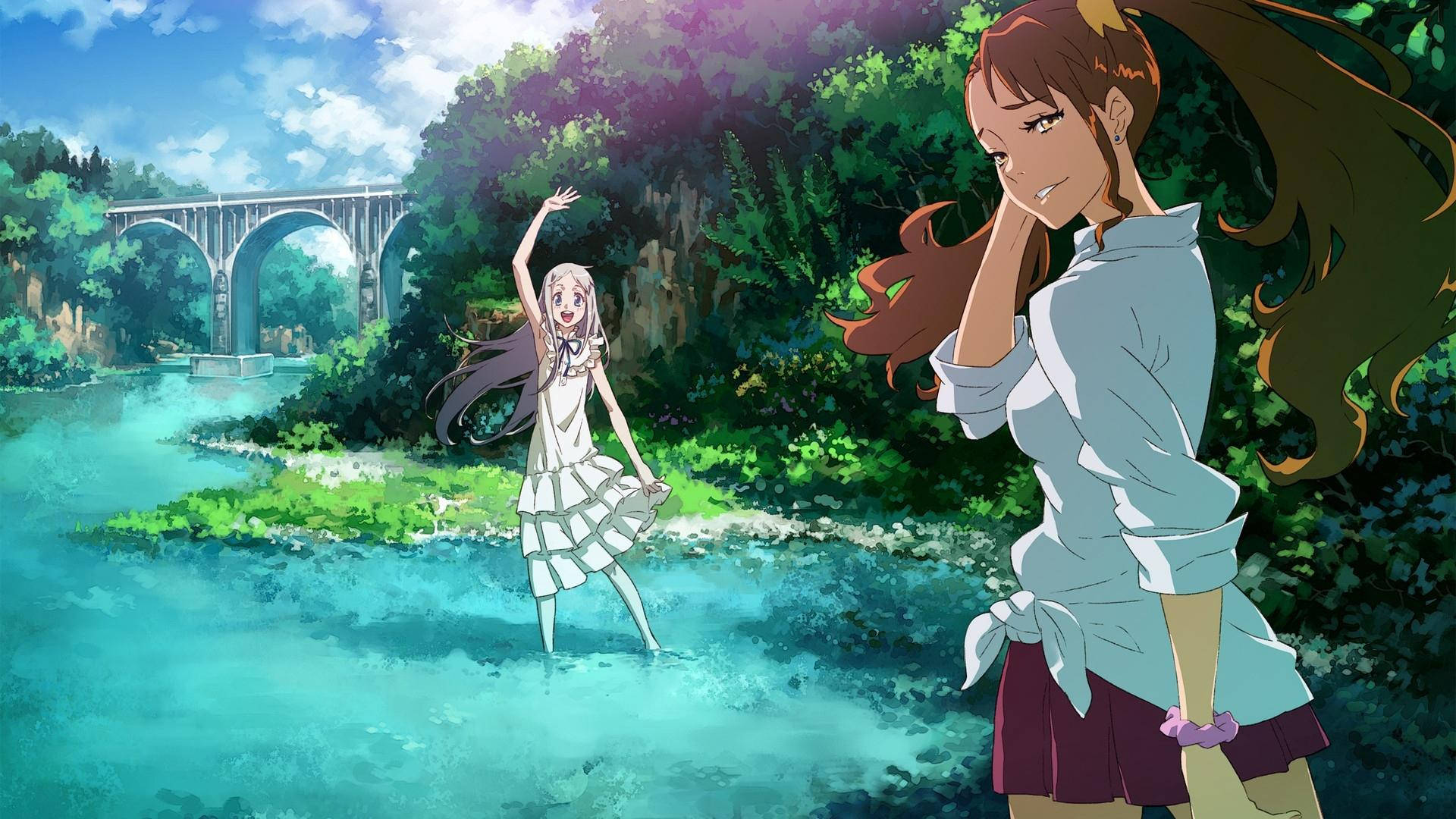 1080p HD 桌布 壁紙 — 兩個動漫女孩在碧綠的河邊，一個快樂地跳舞，另一個微笑著觀看，頭頂是明亮的藍天。