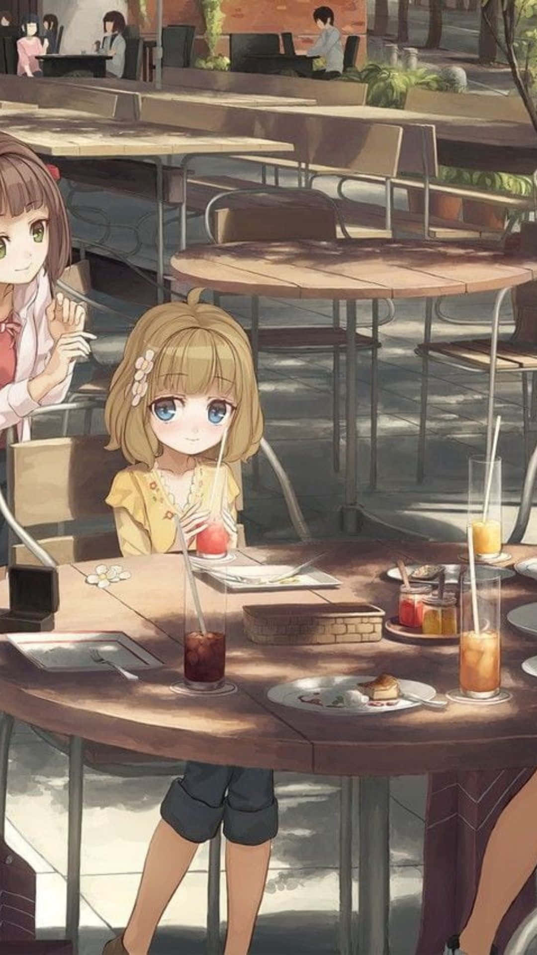 動漫女孩 桌布 壁紙 — 兩個動漫女孩在陽光明媚的戶外咖啡館享用飲品，木桌和柔和斑駁的光線穿過樹木。