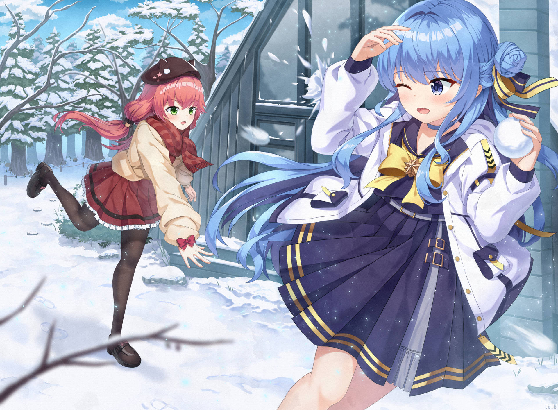 動漫女孩 桌布 壁紙 — 兩個動漫女孩在雪林中的木建築旁嬉戲地扔雪球。
