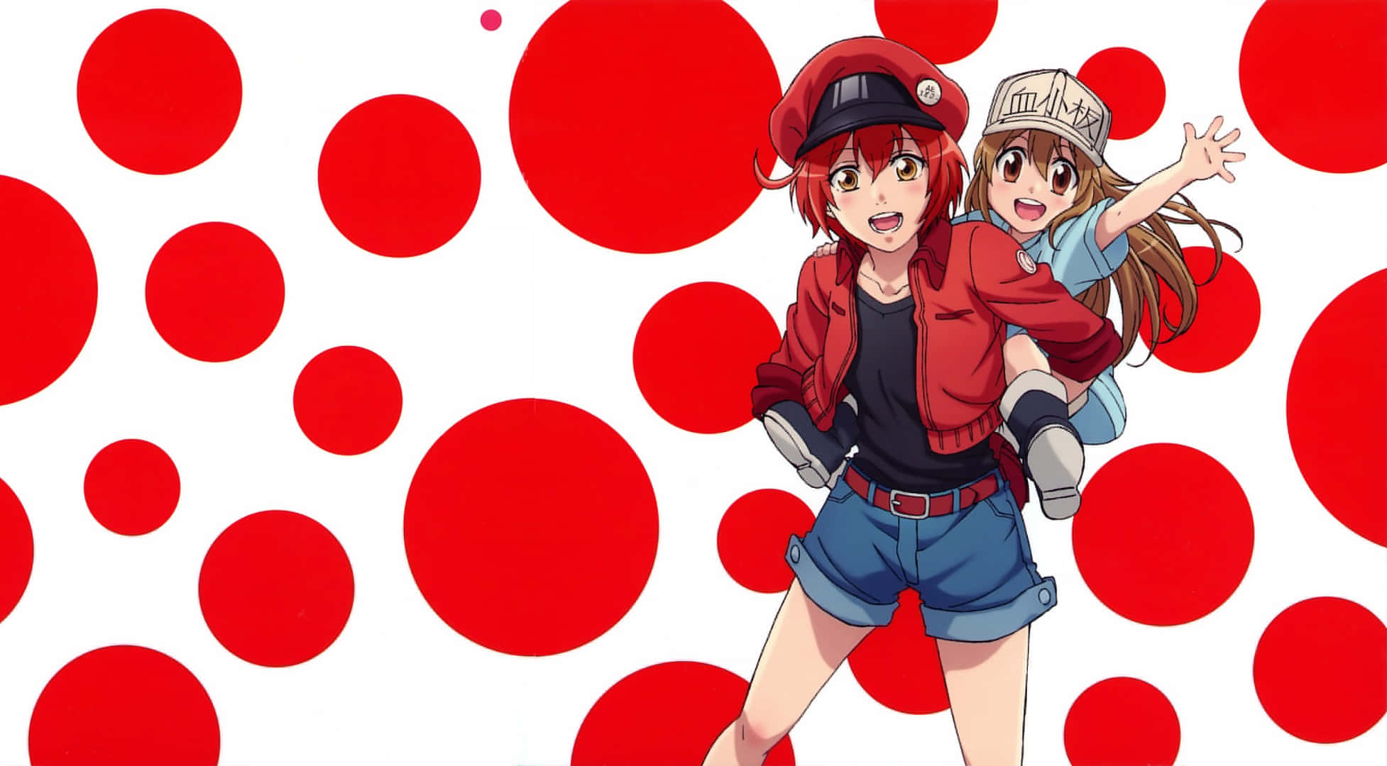 Cells At Work 桌布 壁紙 — 兩個動漫女孩在鮮明的紅色圓點背景前愉快地擺姿勢，表情豐富，姿勢充滿動感。