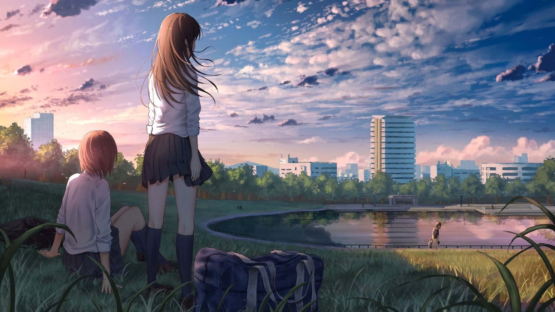 90s Anime Aesthetic 桌布 壁紙 — 兩個動漫女孩坐在池塘邊，夕陽下俯瞰城市天際線，天空有粉紅色和藍色的雲彩。