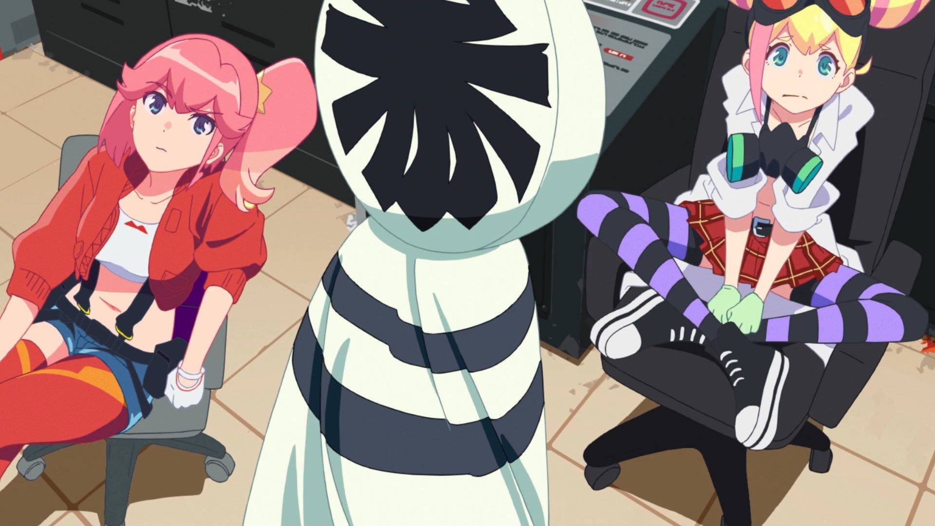 Promare 桌布 壁紙 — 兩個動漫女孩坐在辦公椅上，兩側是一個戴面具、身穿條紋西裝的人物，房間鋪有瓷磚。