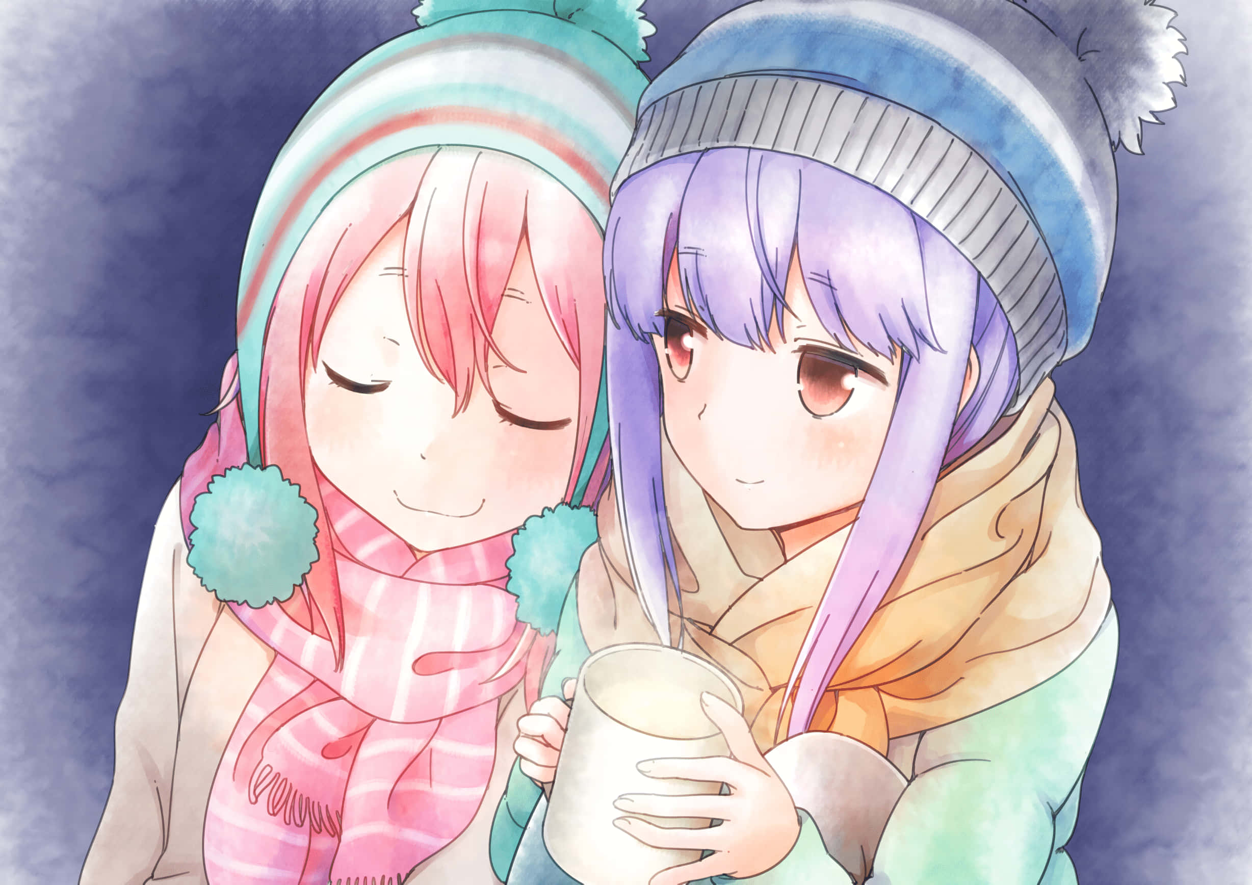 Laid Back Camp 桌布 壁紙 — 兩個動漫女孩戴著冬季帽子和圍巾，在柔和的藍色背景前分享一杯熱飲。