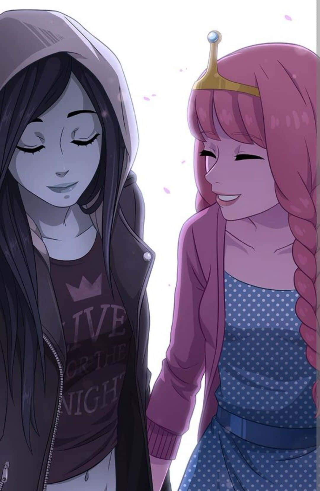 Princess Bubblegum 桌布 壁紙 — 兩個動漫女孩手牽手，一個穿連帽衫，一個戴皇冠，在柔和的粉紅色背景上溫暖地微笑。