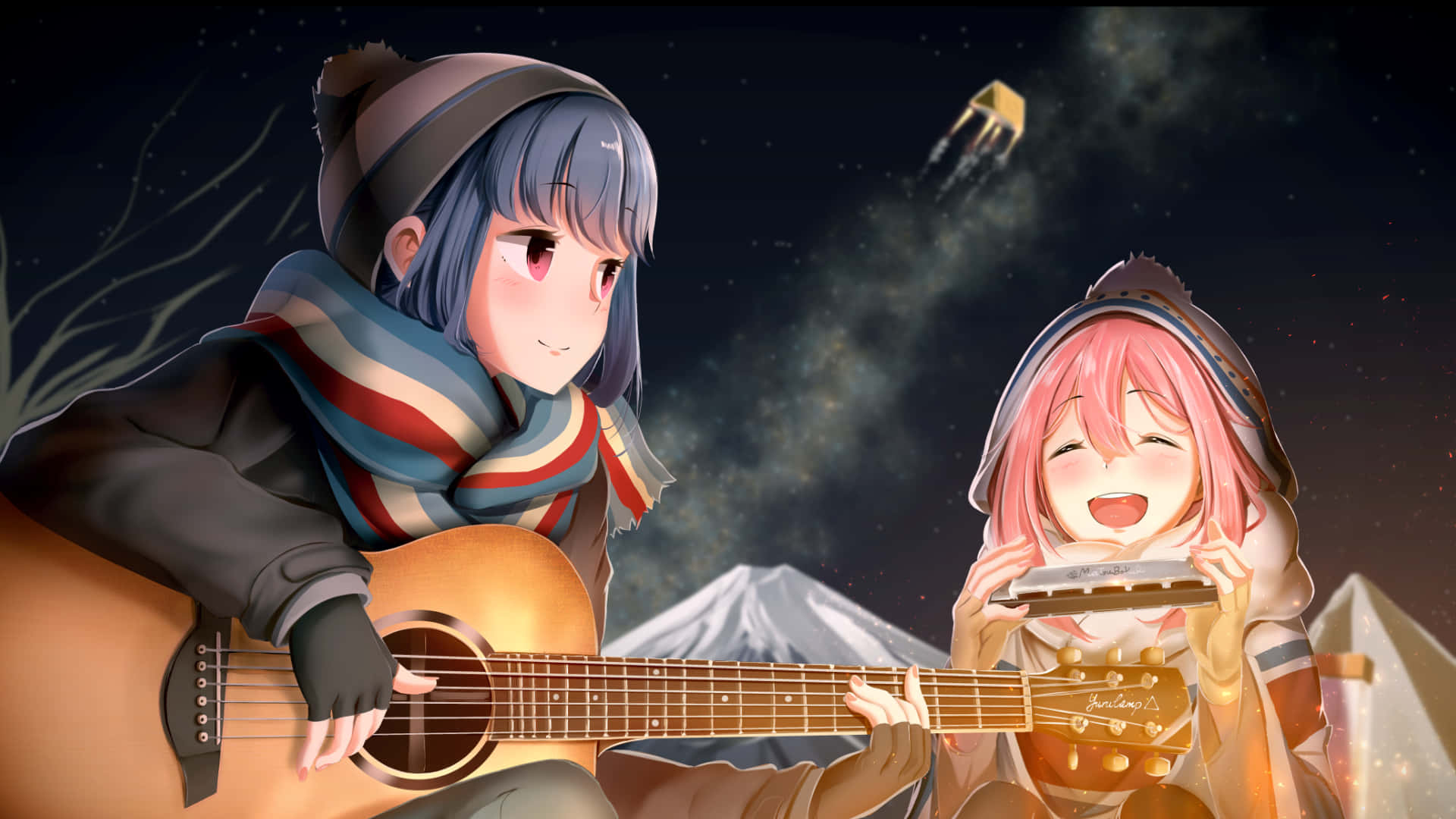 Laid Back Camp 桌布 壁紙 — 兩個動漫女孩穿著冬季裝備，在星空下彈吉他和口琴，背後有雪山。