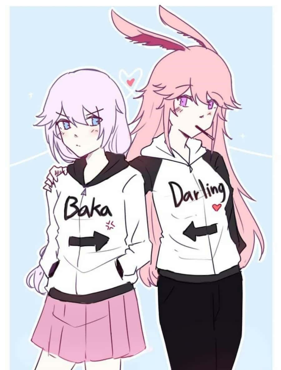 Hoodie 桌布 壁紙 — 兩個動漫女孩穿著印有「Baka」和「Darling」字樣的相配連帽衫，在柔和的藍色背景前緊靠在一起。