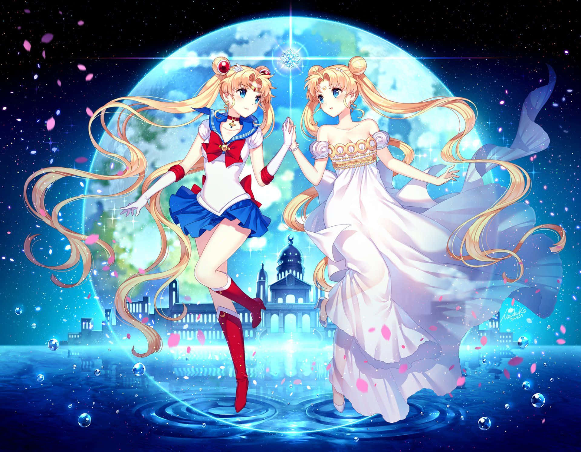 美少女戰士 桌布 壁紙 — 兩個動漫女孩穿著水手服和禮服，優雅地站在發光的水中，面前是一輪巨大的月亮，花瓣飄浮。