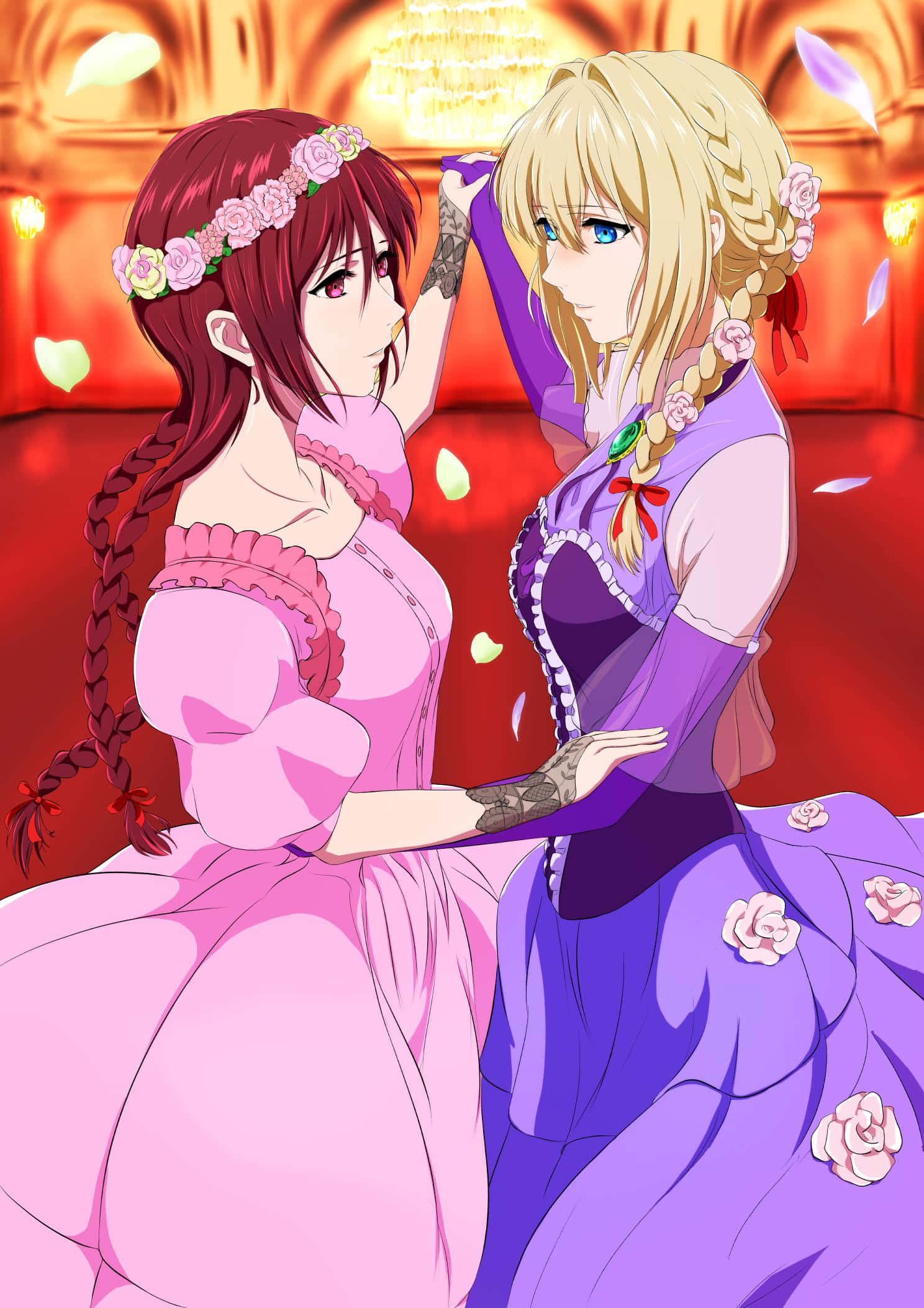 Isabella York 桌布 壁紙 — 兩個動漫女孩穿著粉紅色和紫色的舞會禮服，在豪華的紅色大廳中，在閃爍的水晶燈下溫暖地擁抱。