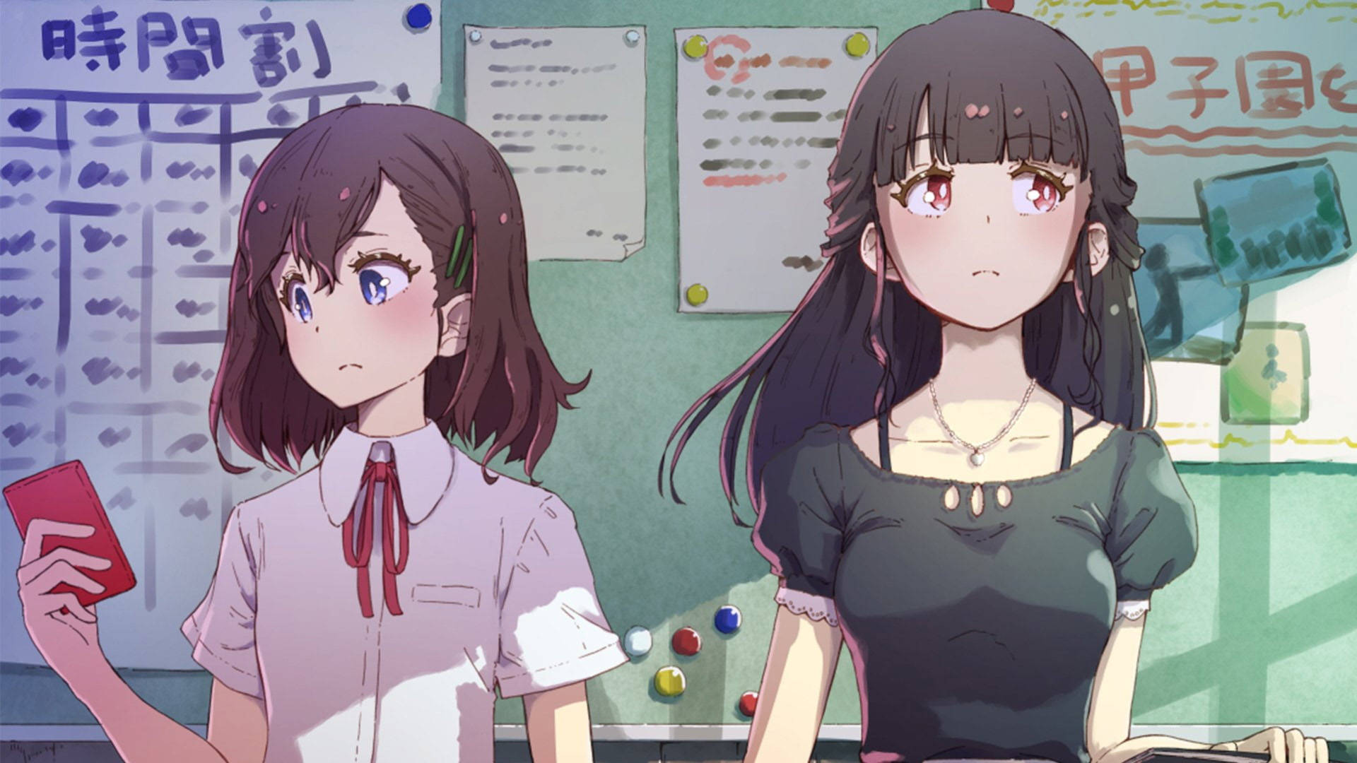 動漫女同性戀 桌布 壁紙 — 兩個動漫女孩站在教室裡，一個拿著紅牌，另一個表情嚴肅地看著。