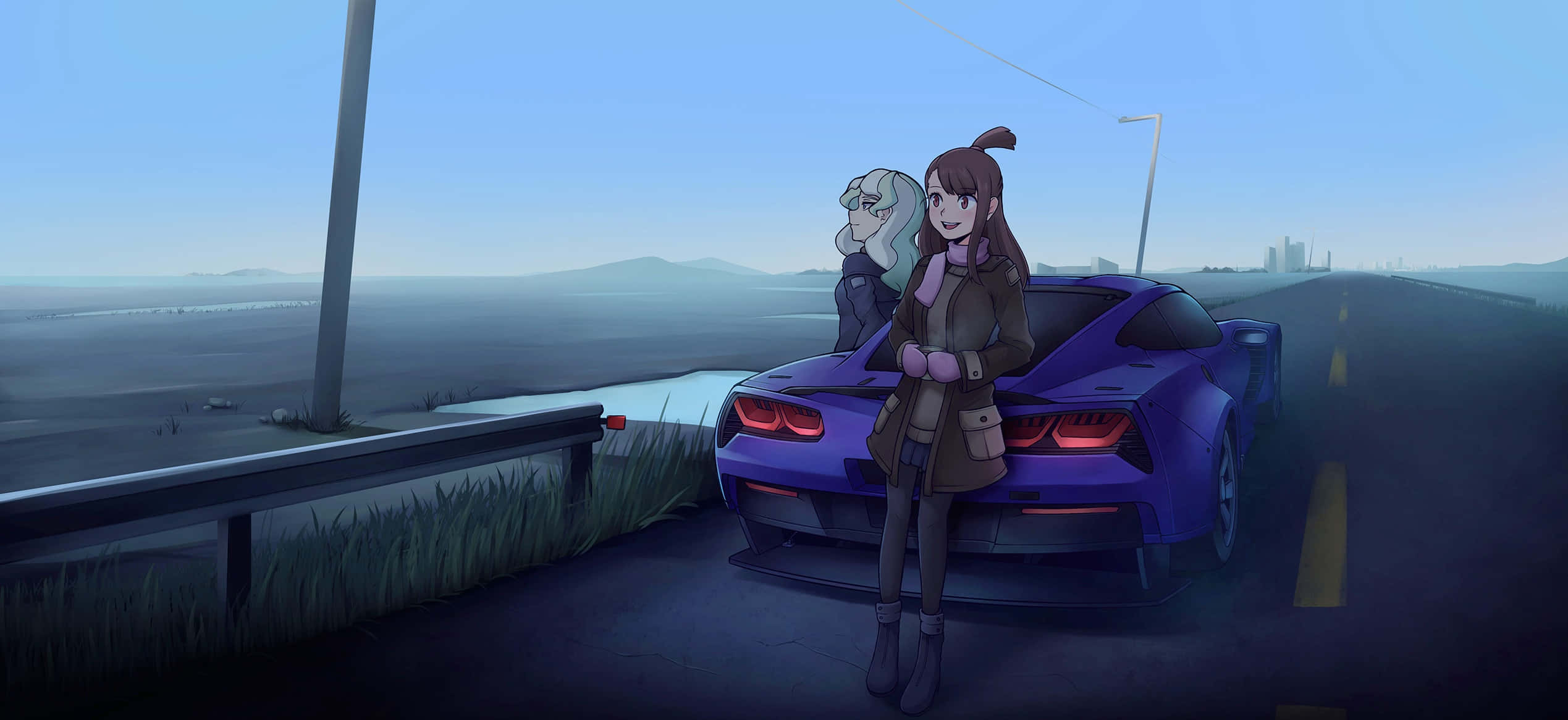 動漫女孩 桌布 壁紙 — 兩個動漫女孩站在發光的紫色跑車旁邊，在黃昏的海岸公路上，遠處有城市燈光。