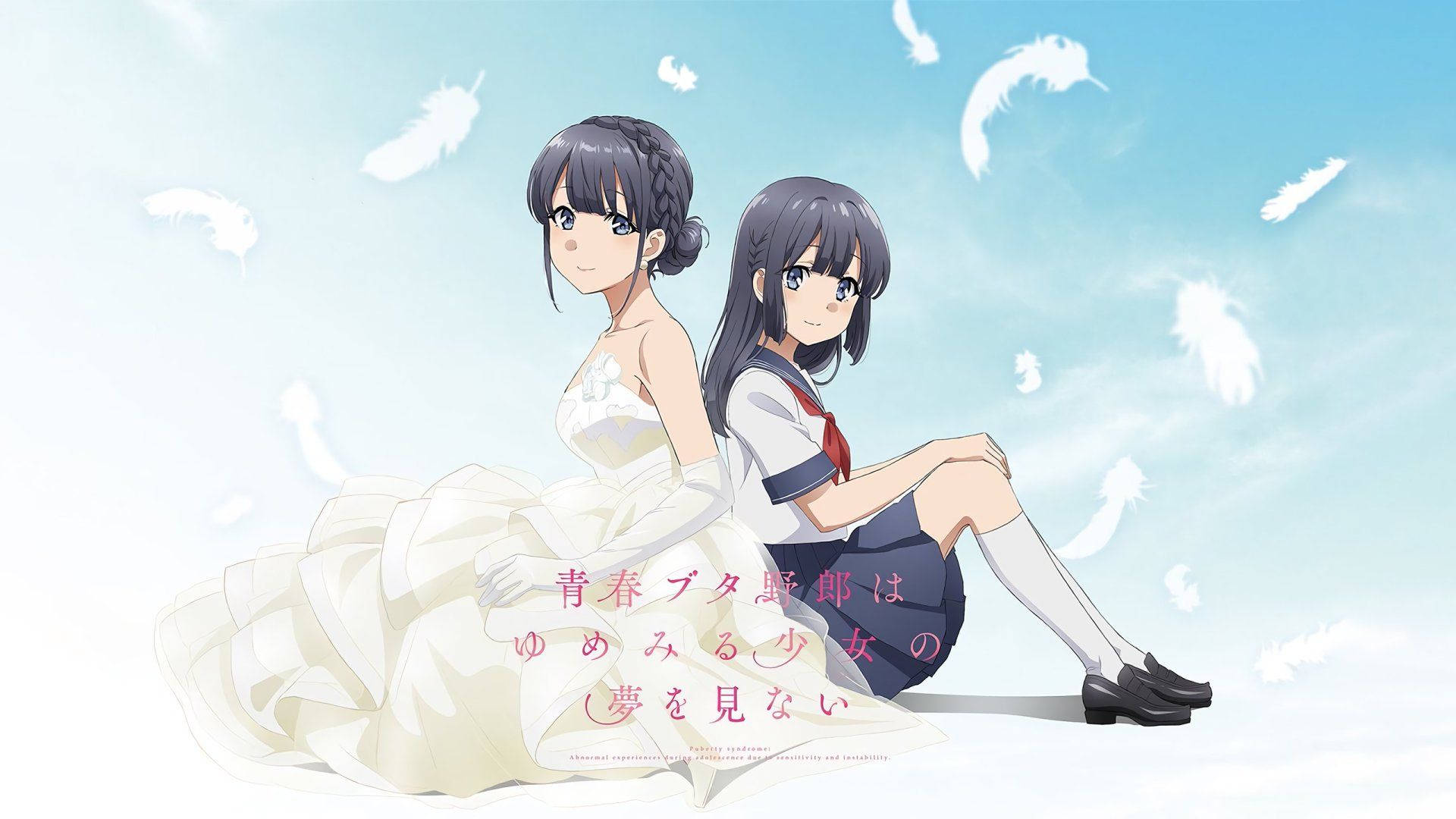 Mai Sakurajima 桌布 壁紙 — 兩個動漫女孩背對背坐在雲上，白色羽毛在柔和的藍天中飄浮。