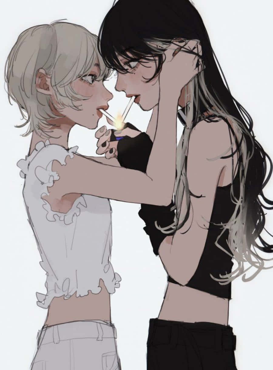 桌布 壁紙 — 兩個動漫女孩親密地靠在一起，其中一個為另一個點煙，背景是純色的。