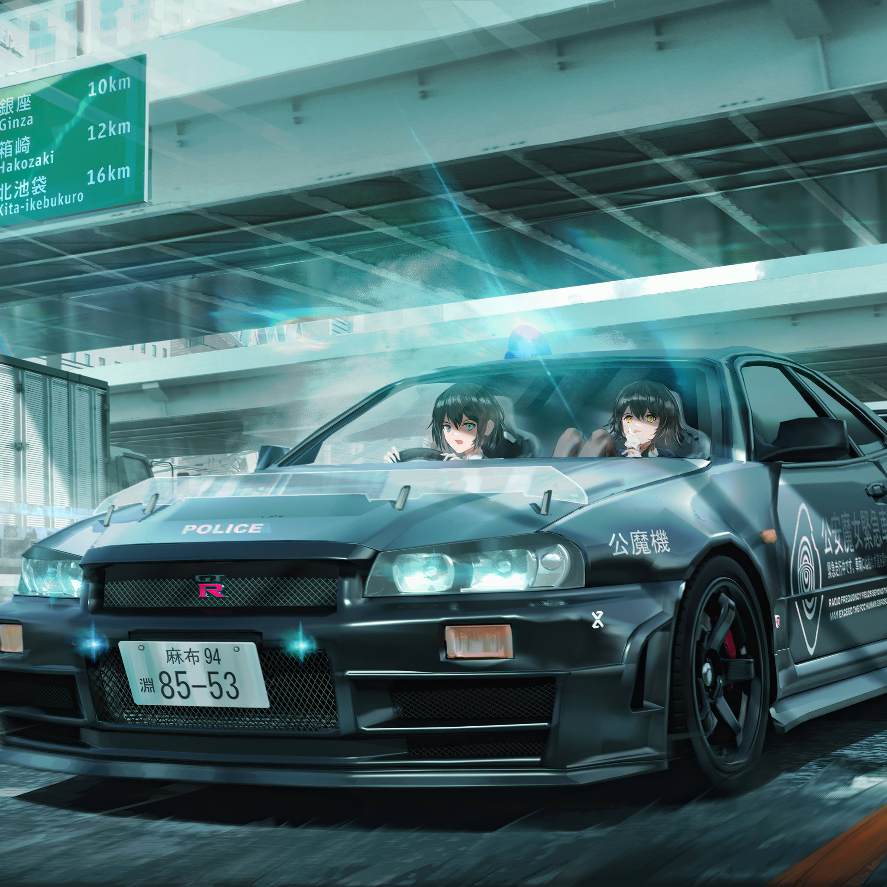 動漫角色 桌布 壁紙 — 兩個動漫女孩駕駛黑色警車日產GT-R，在發光的城市天橋下，霓虹燈牌閃爍。