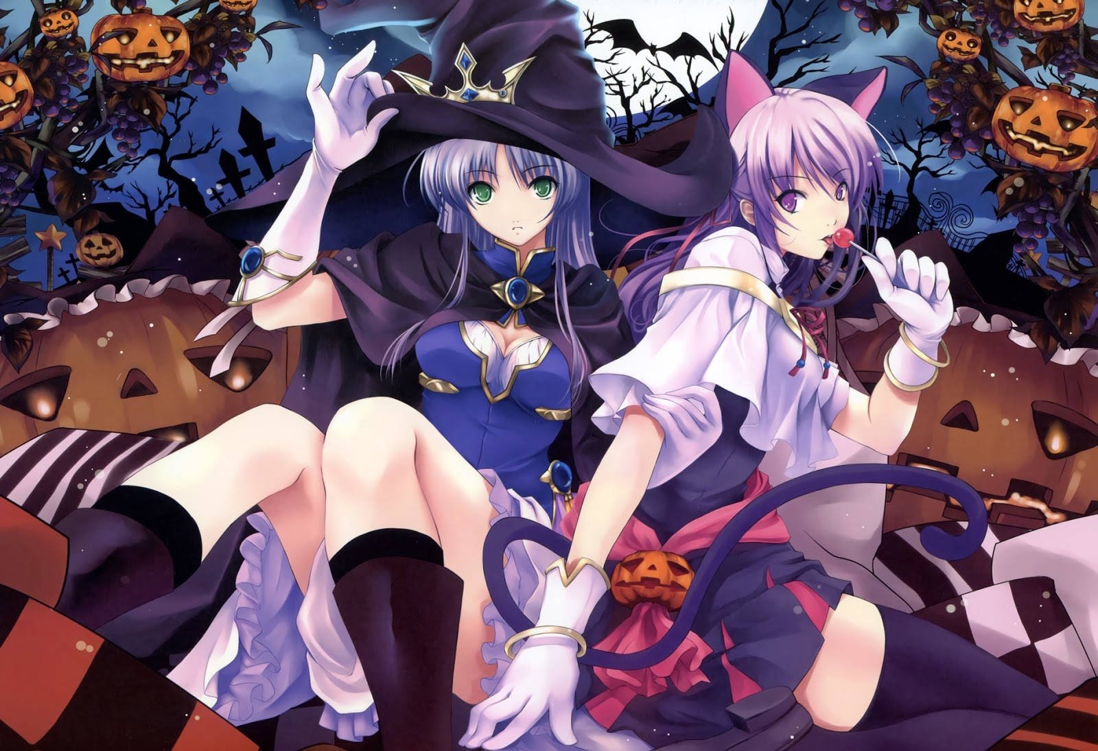 Anime Halloween 桌布 壁紙 — 兩個動漫女巫穿著萬聖節服裝，坐在南瓜燈和陰森樹木之間，背景是黑暗的月光天空。