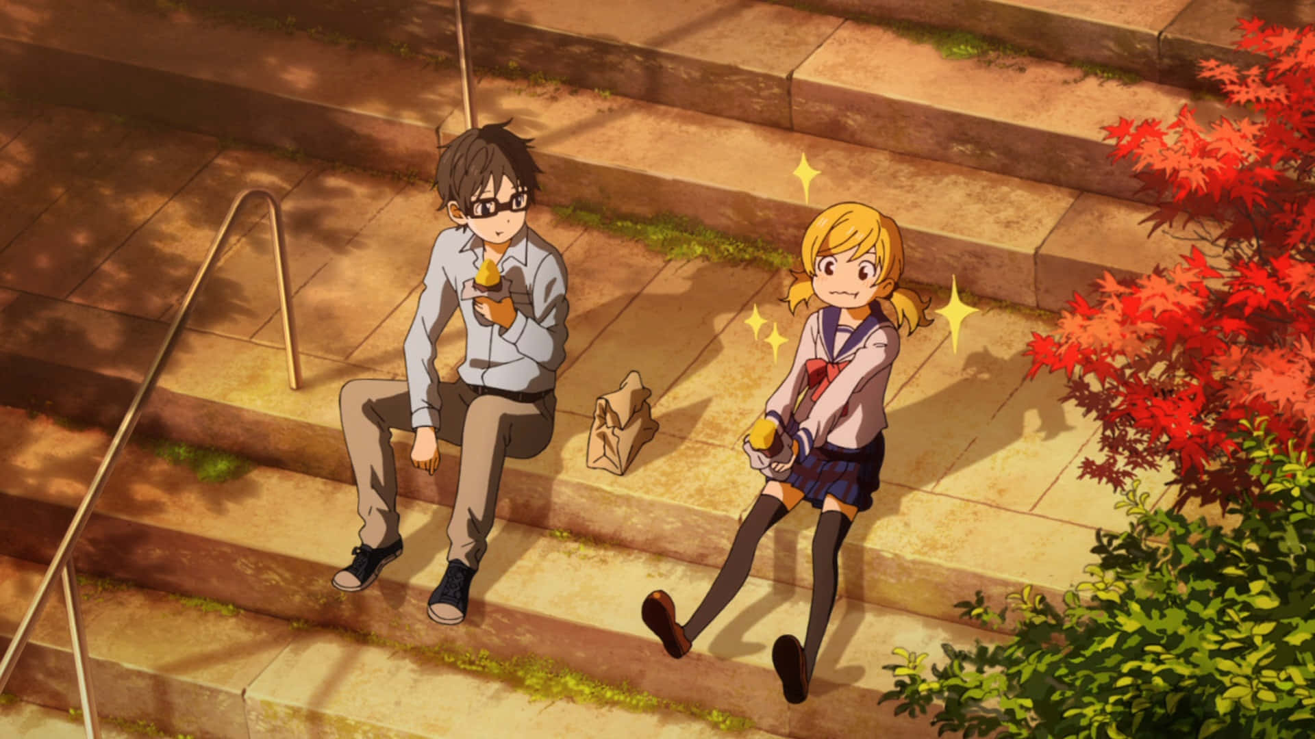 Your Lie In April 桌布 壁紙 — 兩個動漫學生坐在石階上，在溫暖的秋陽下，在鮮紅的楓樹旁吃零食。