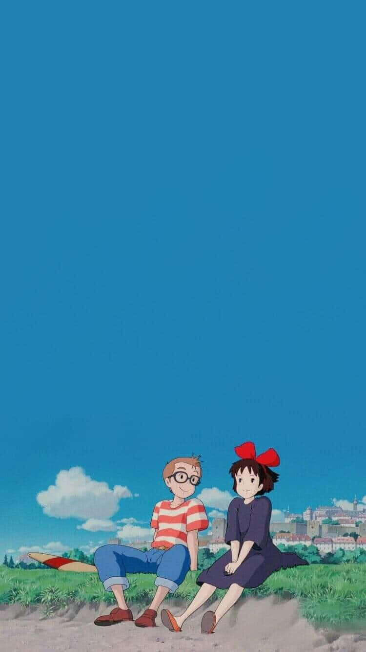吉卜力 桌布 壁紙 — 兩個動漫小孩坐在長滿草的山丘上，頭頂是廣闊的藍天，有蓬鬆的雲朵和遠處的小鎮。