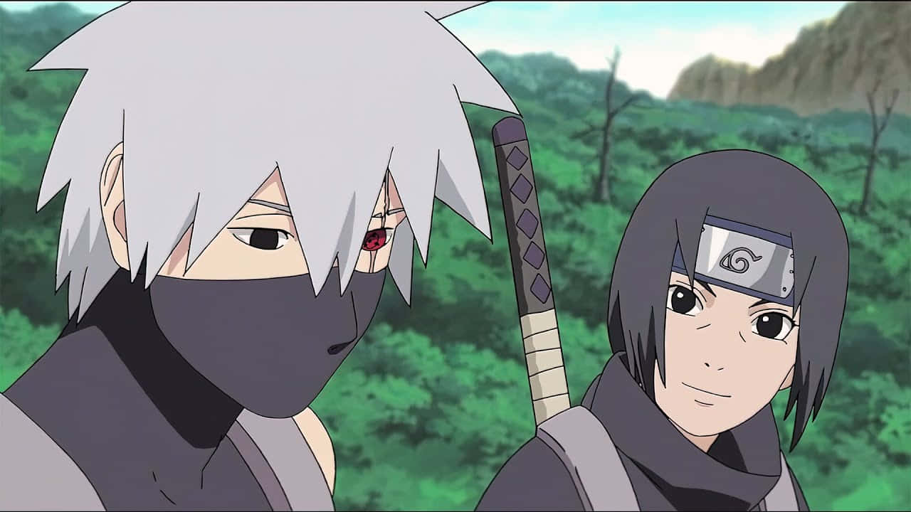 Kakashi And Itachi 桌布 壁紙 — 兩個動漫忍者站在茂密的綠色森林中，一個有白髮和紅眼睛，另一個有深色頭髮和頭帶。