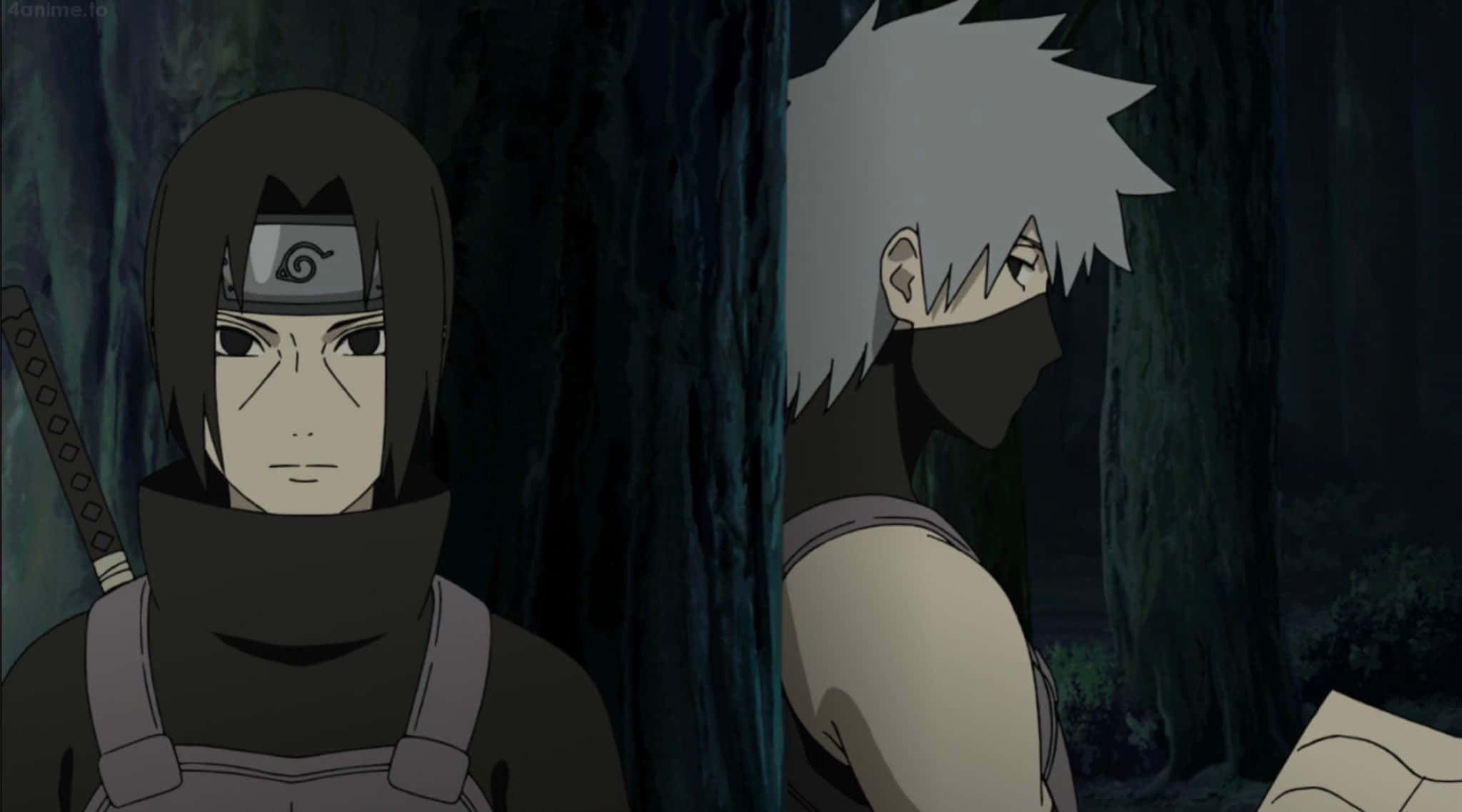 Kakashi And Itachi 桌布 壁紙 — 兩個動漫忍者站在黑暗的森林中，一個有黑髮和頭帶，另一個有白色尖刺頭髮和面具。