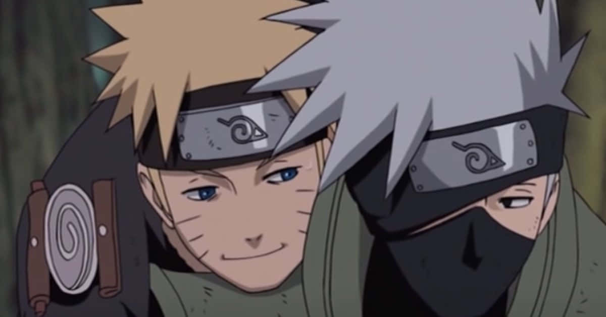 Kakashi And Naruto 桌布 壁紙 — 兩個動漫忍者角色，頭髮尖刺，戴著頭帶，在森林環境中緊密站在一起。