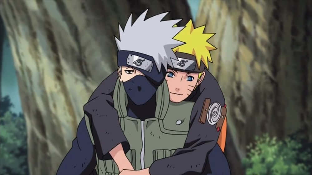 Kakashi And Naruto 桌布 壁紙 — 兩個動漫忍者角色在長滿苔蘚的樹木和柔和光線的森林中溫暖地擁抱。