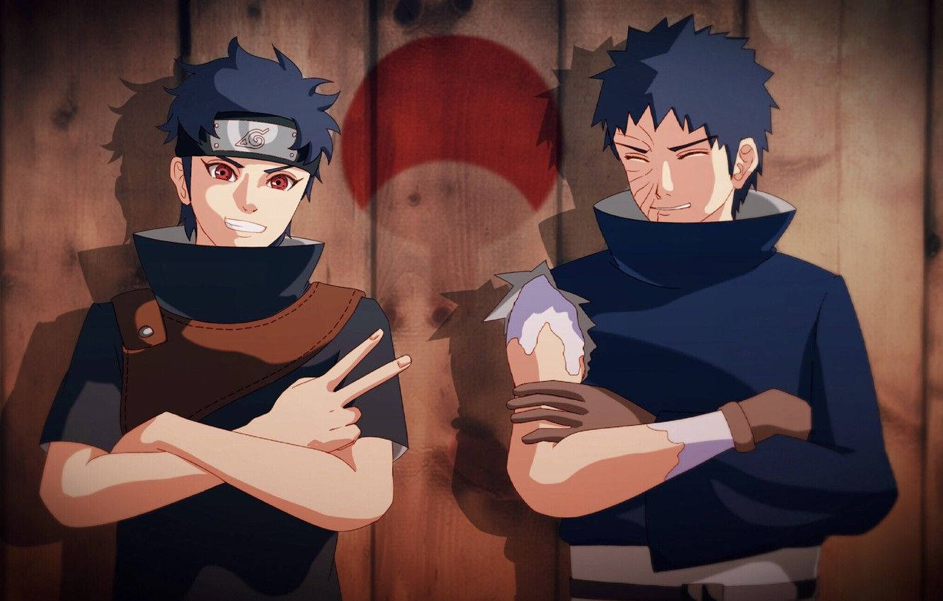 Shisui 桌布 壁紙 — 兩個動漫忍者角色自信地站在木牆前，背後有一個紅色太陽標誌。