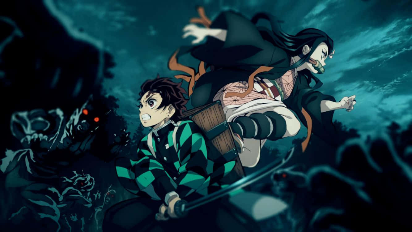 Demon Slayer Manga 桌布 壁紙 — 兩個動漫戰士在月光下的深青色森林中與一個怪物般的惡魔交戰。