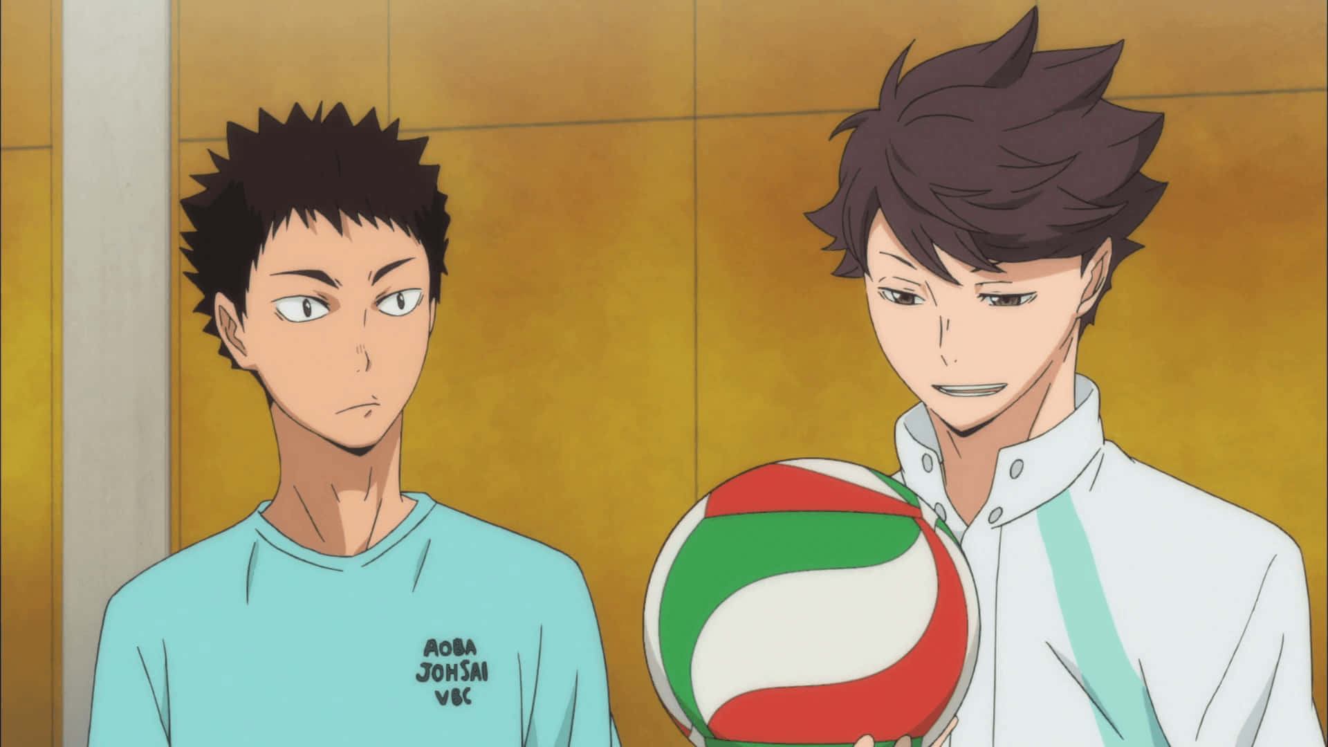 Volleyball 桌布 壁紙 — 兩個動漫排球運動員站在室內，其中一人手持紅、綠、白色的球，表情嚴肅。