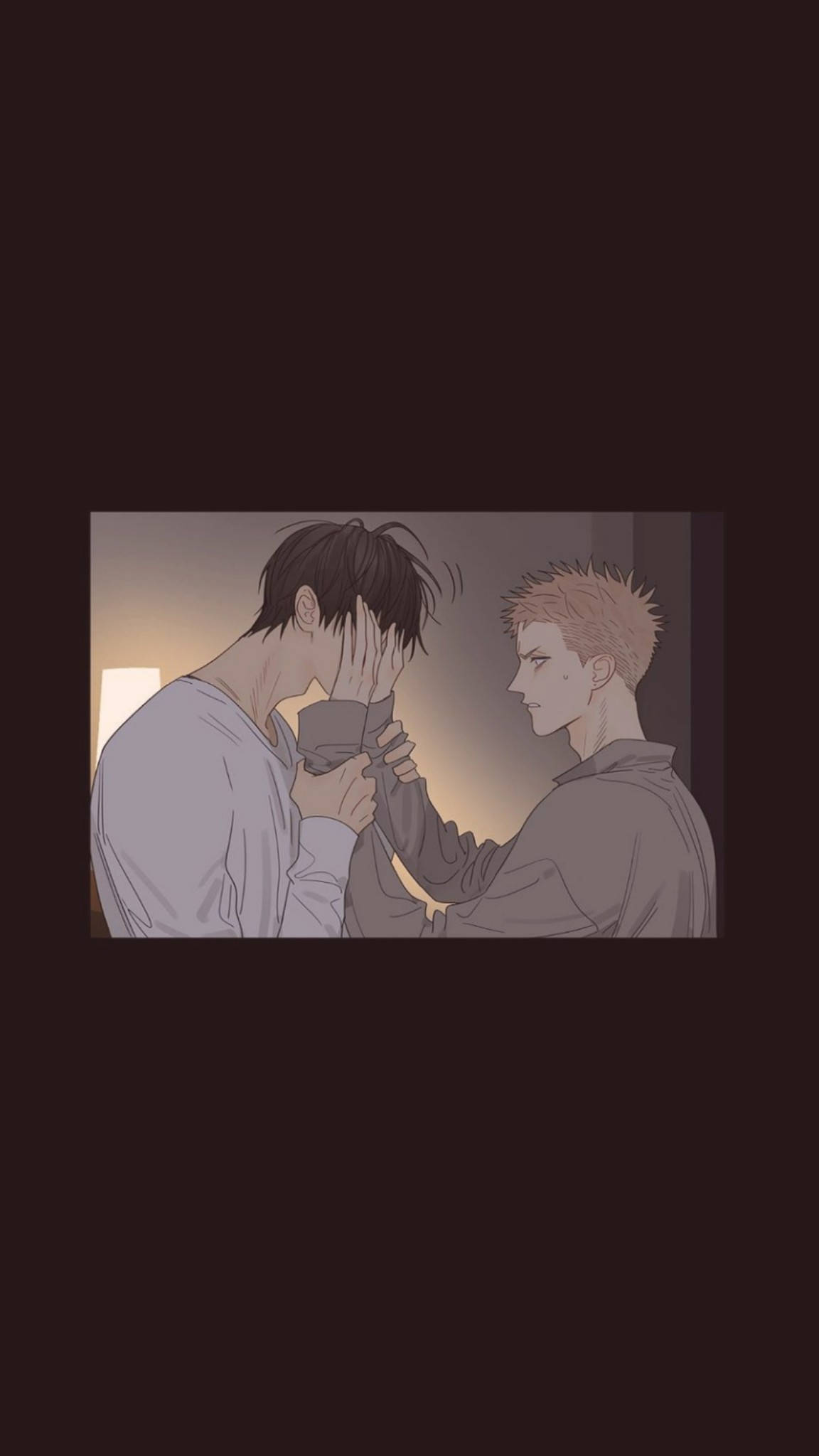 19 Days 桌布 壁紙 — 兩個動漫男人在昏暗的房間裡，其中一個輕輕地捧著另一個的臉，分享著親密的時刻。