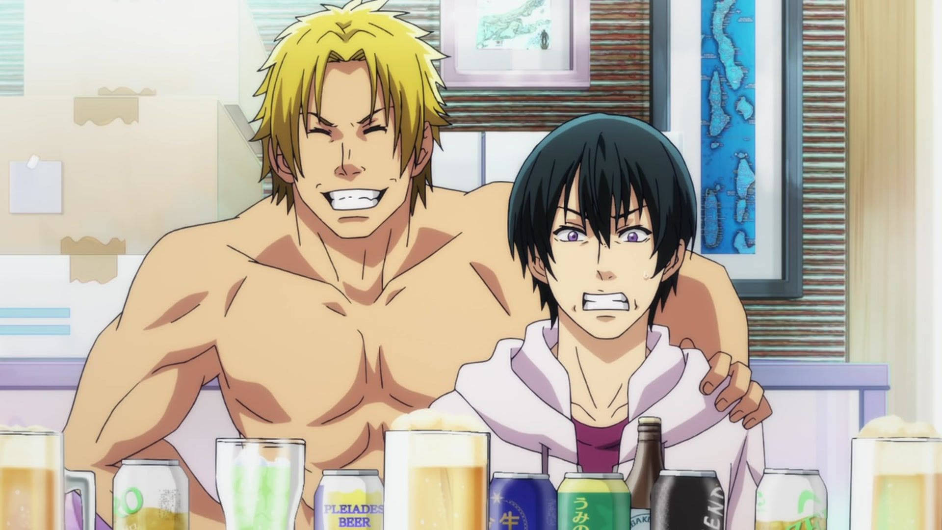 Grand Blue 桌布 壁紙 — 兩個動漫男人在酒吧，一個肌肉金髮咧嘴笑，另一個黑髮看起來很惱火，周圍都是啤酒罐。