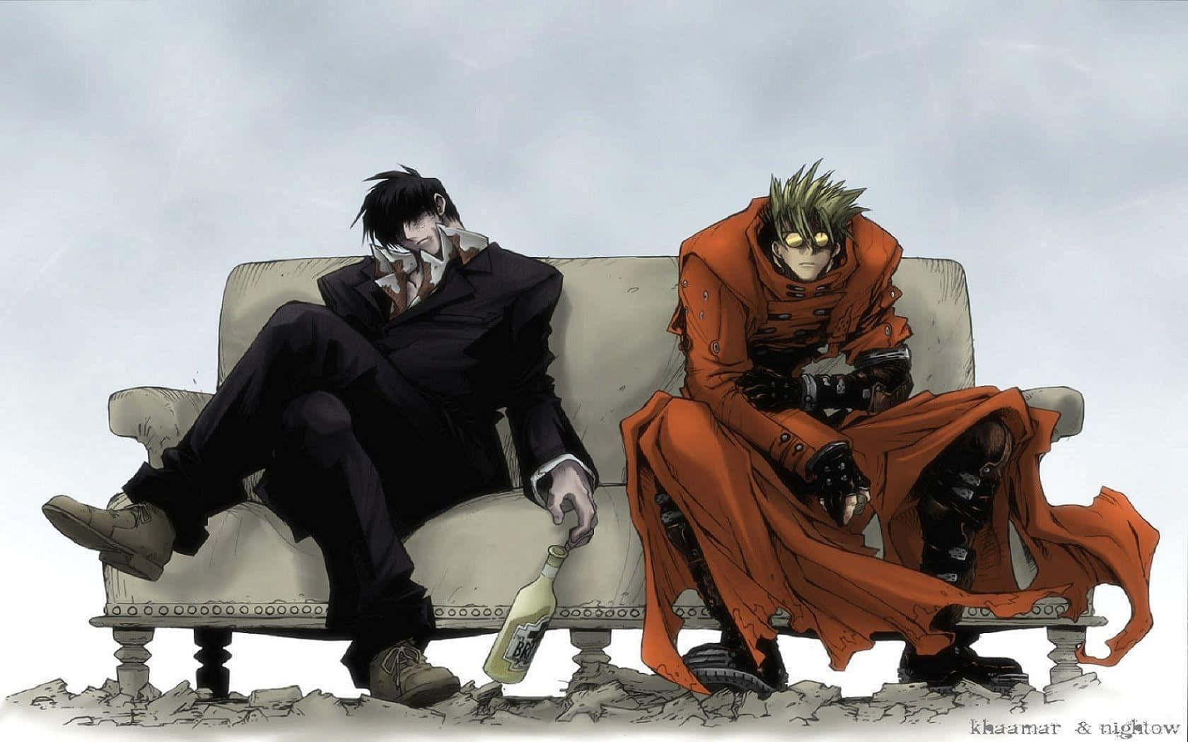 Trigun 桌布 壁紙 — 兩個動漫男人坐在破爛的沙發上，一個穿黑色西裝拿著瓶子，另一個穿橙色外套，兩人在灰色天空下顯得疲憊。