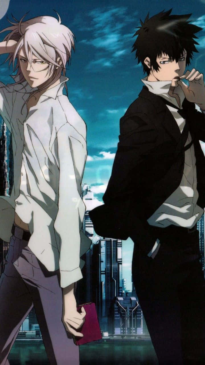 Shogo Makishima 桌布 壁紙 — 兩個動漫男子背光而立，背景是聳立的城市天際線，天空是憂鬱的青色。